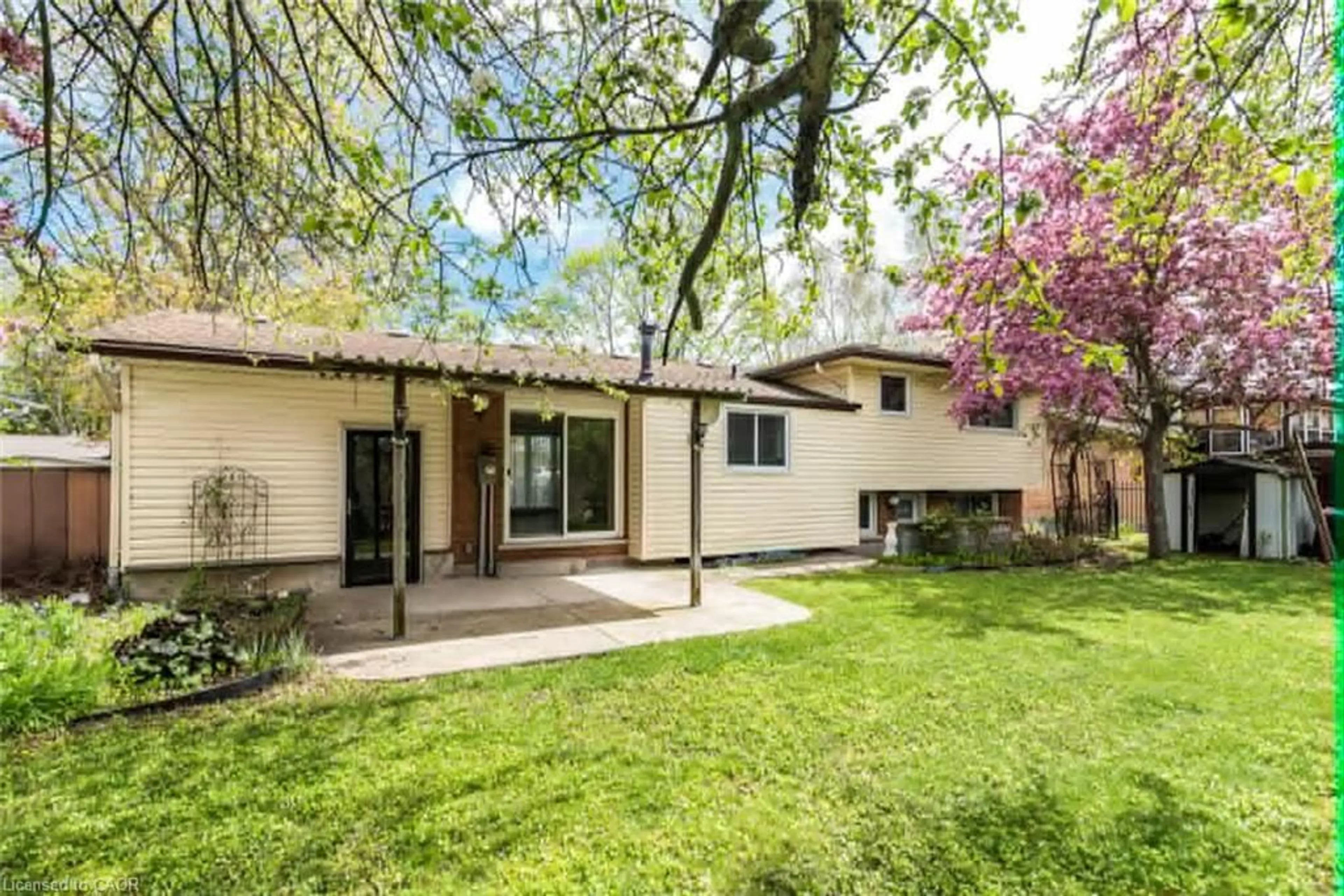 Patio, street for 68 Brookfield Blvd, Dunnville Ontario N1A 2X7
