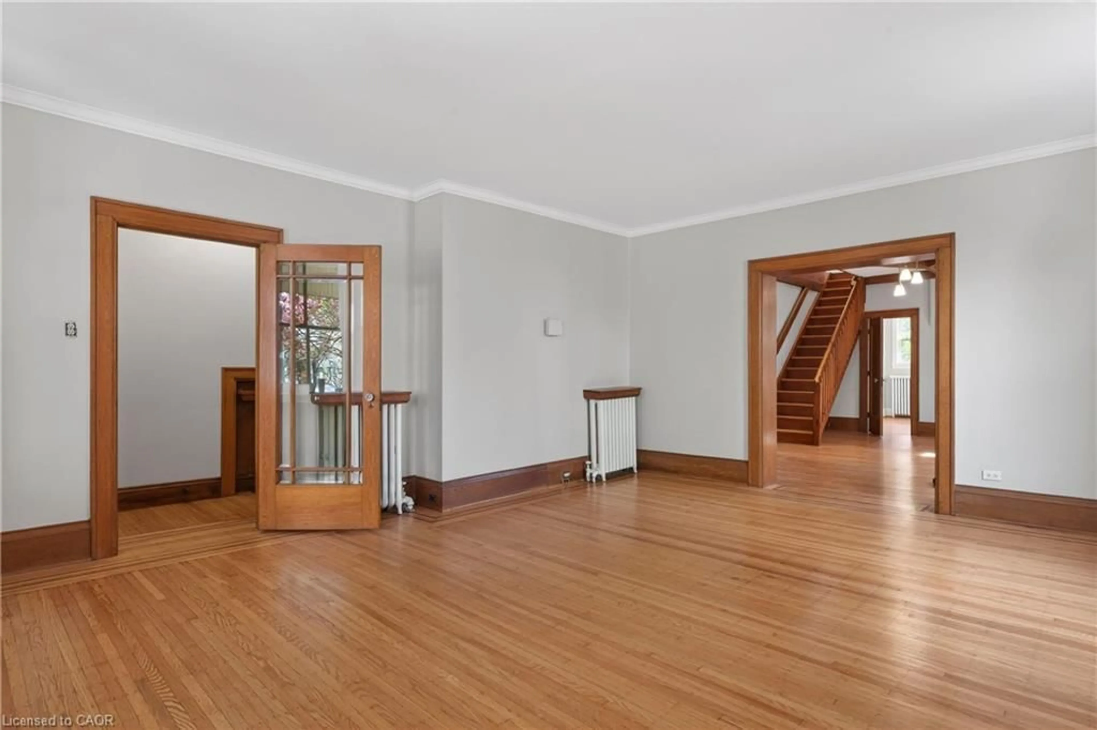 Indoor foyer for 303-307 King St, Dundas Ontario L9H 1W3