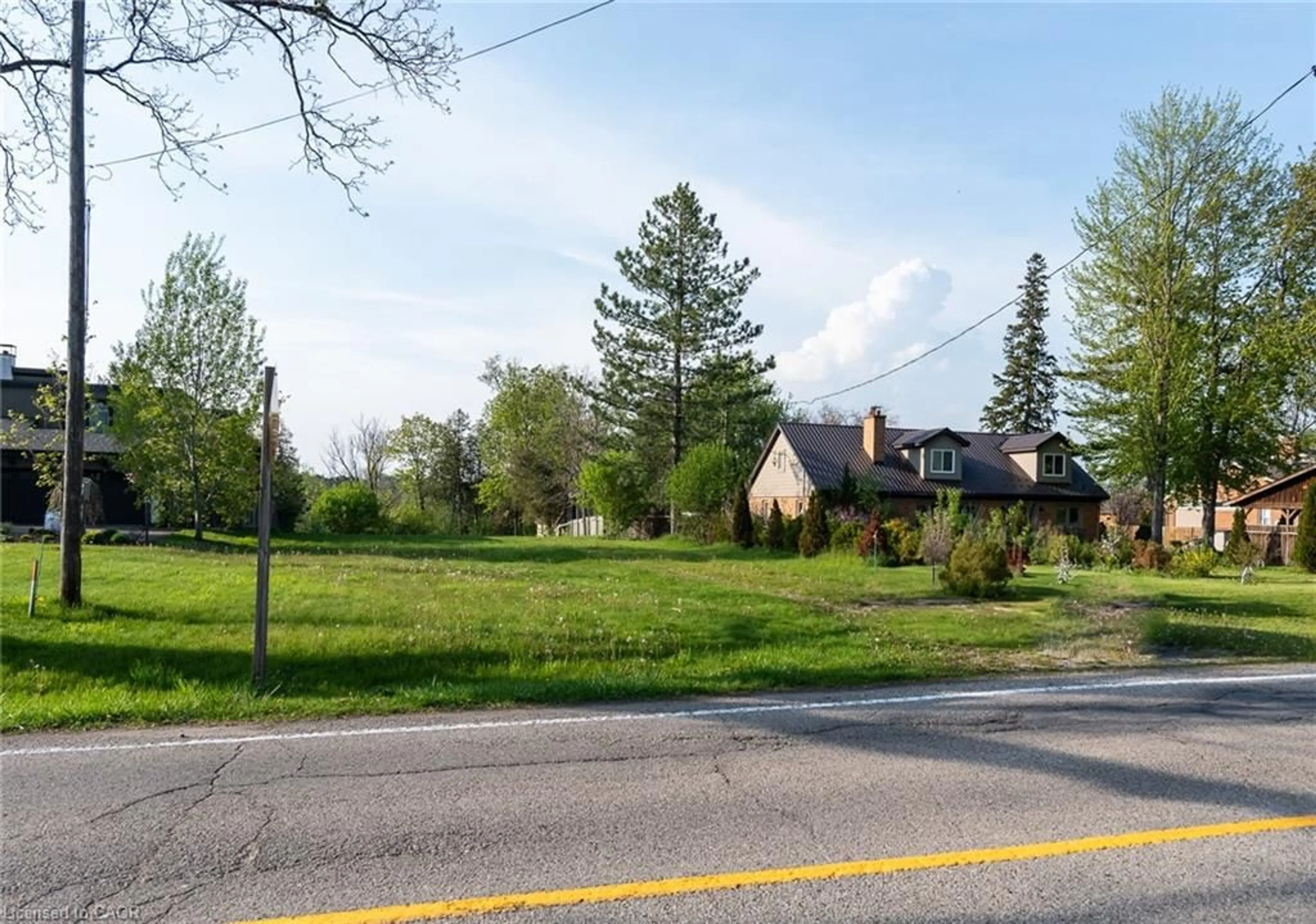 A pic from outside/outdoor area/front of a property/back of a property/a pic from drone, street for 138 Riverbank Dr, Cambridge Ontario N3H 4R6