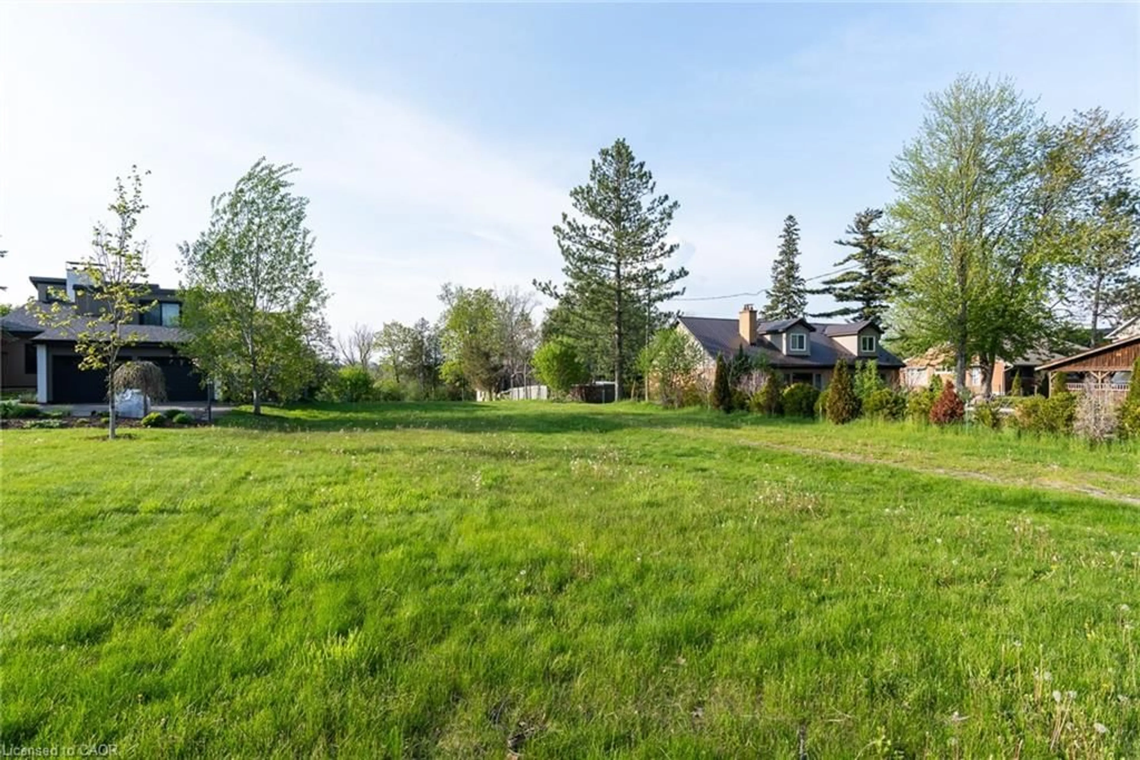 A pic from outside/outdoor area/front of a property/back of a property/a pic from drone, unknown for 138 Riverbank Dr, Cambridge Ontario N3H 4R6