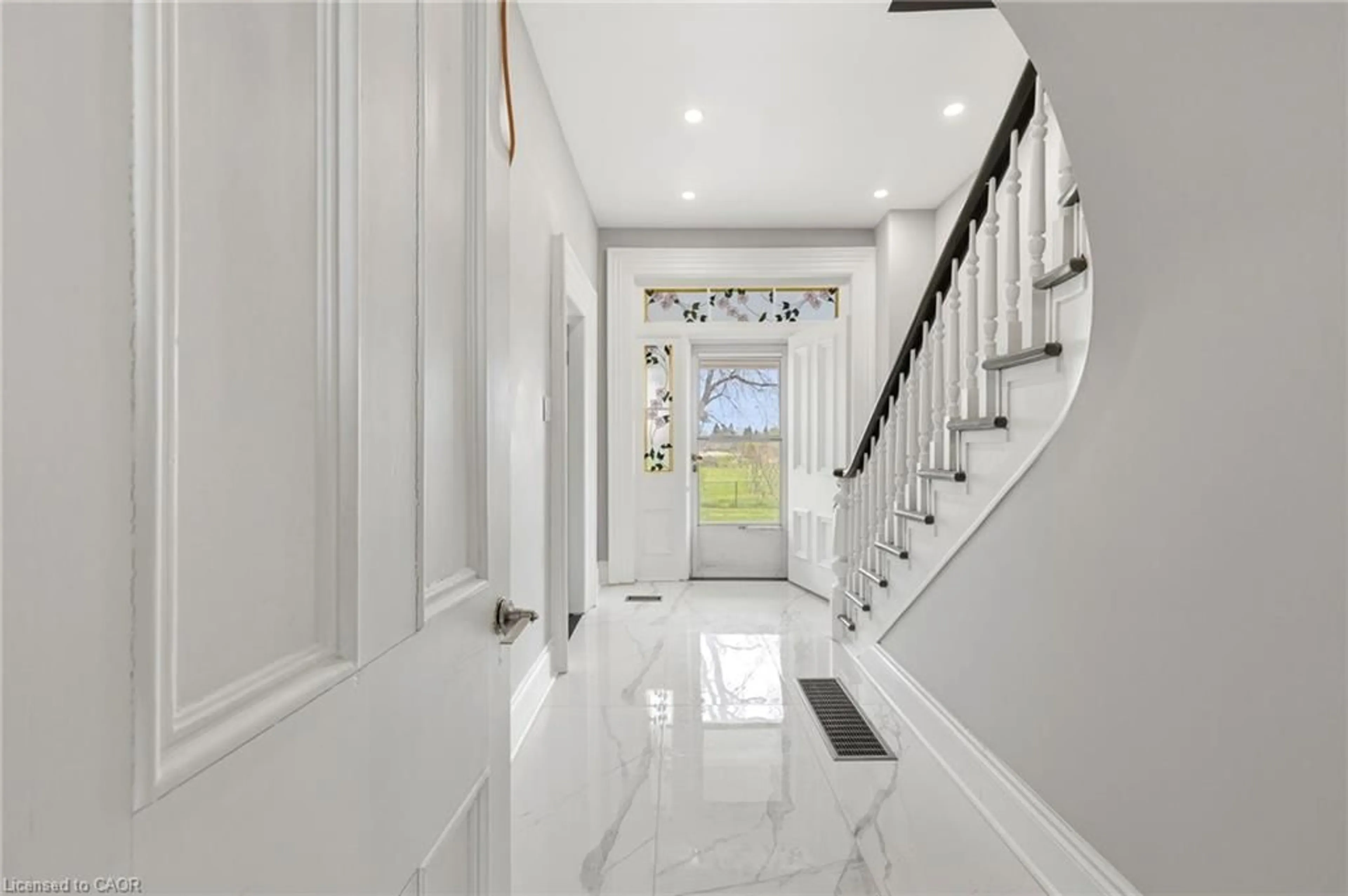 Indoor entryway for 1133 Brealey Dr, Peterborough Ontario K9K 0C1