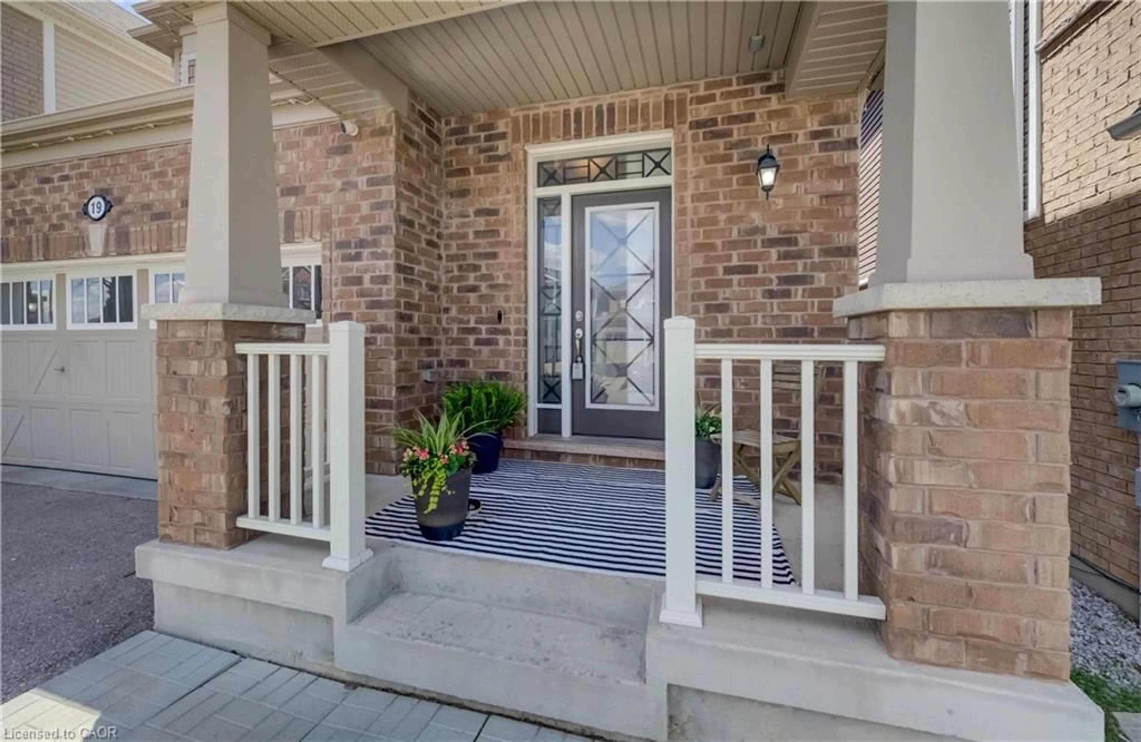 Indoor entryway for 19 Shoreacres Dr, Kitchener Ontario N2R 0K7