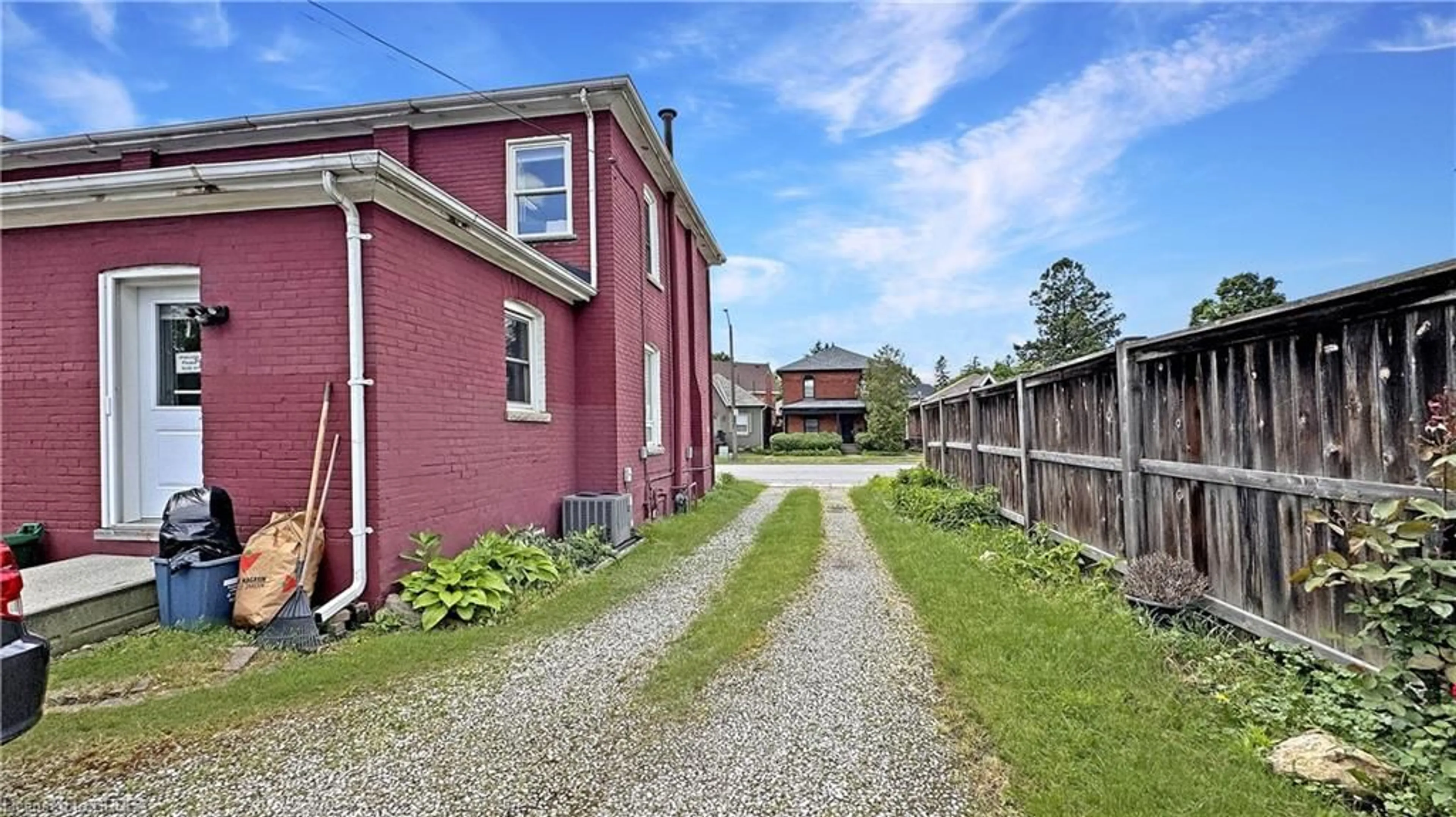 A pic from outside/outdoor area/front of a property/back of a property/a pic from drone, street for 275 Brant Ave, Brantford Ontario N3T 3J6