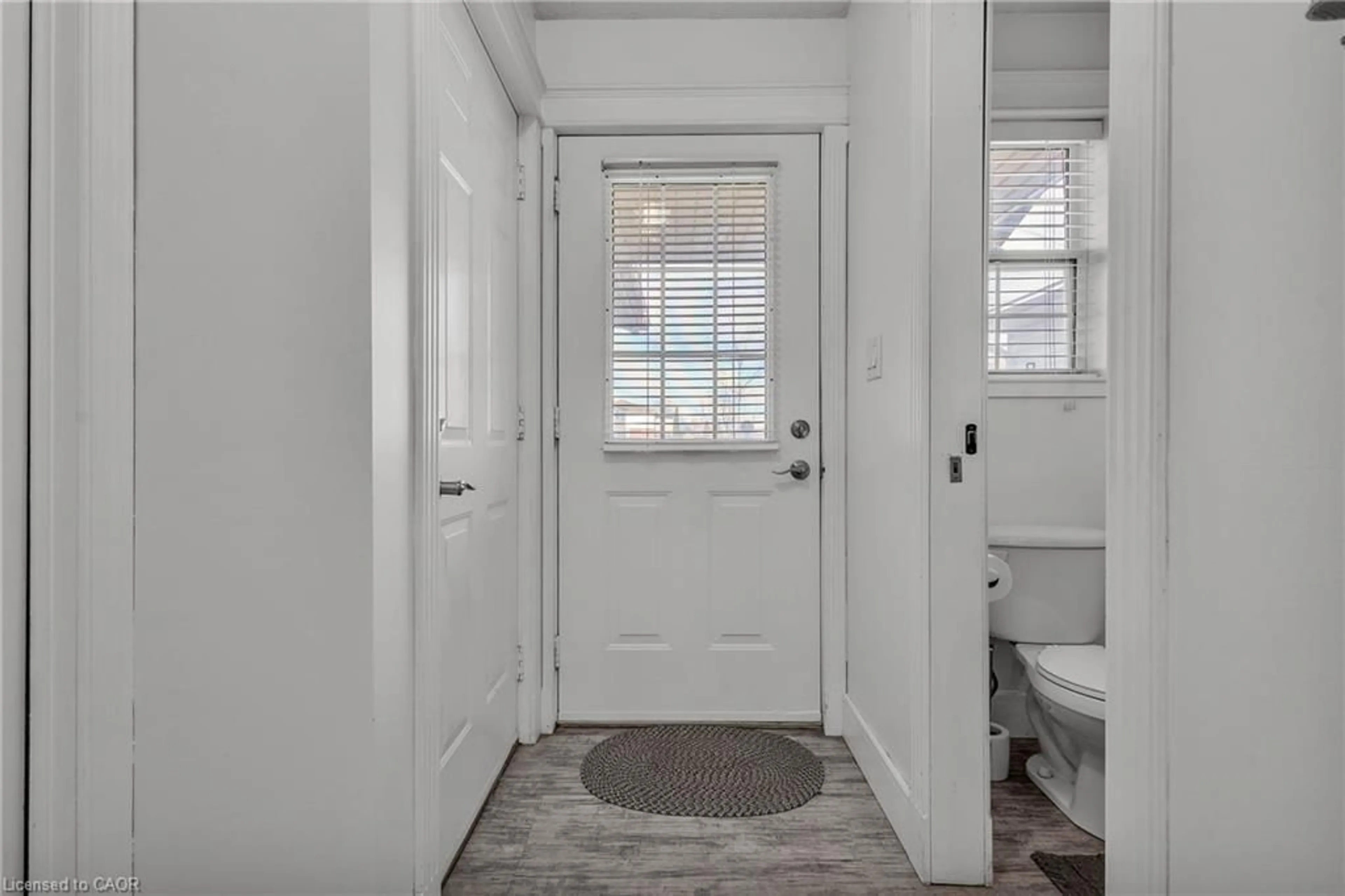 Indoor entryway for 425 Erinbrook Dr, Kitchener Ontario N2E 3S4