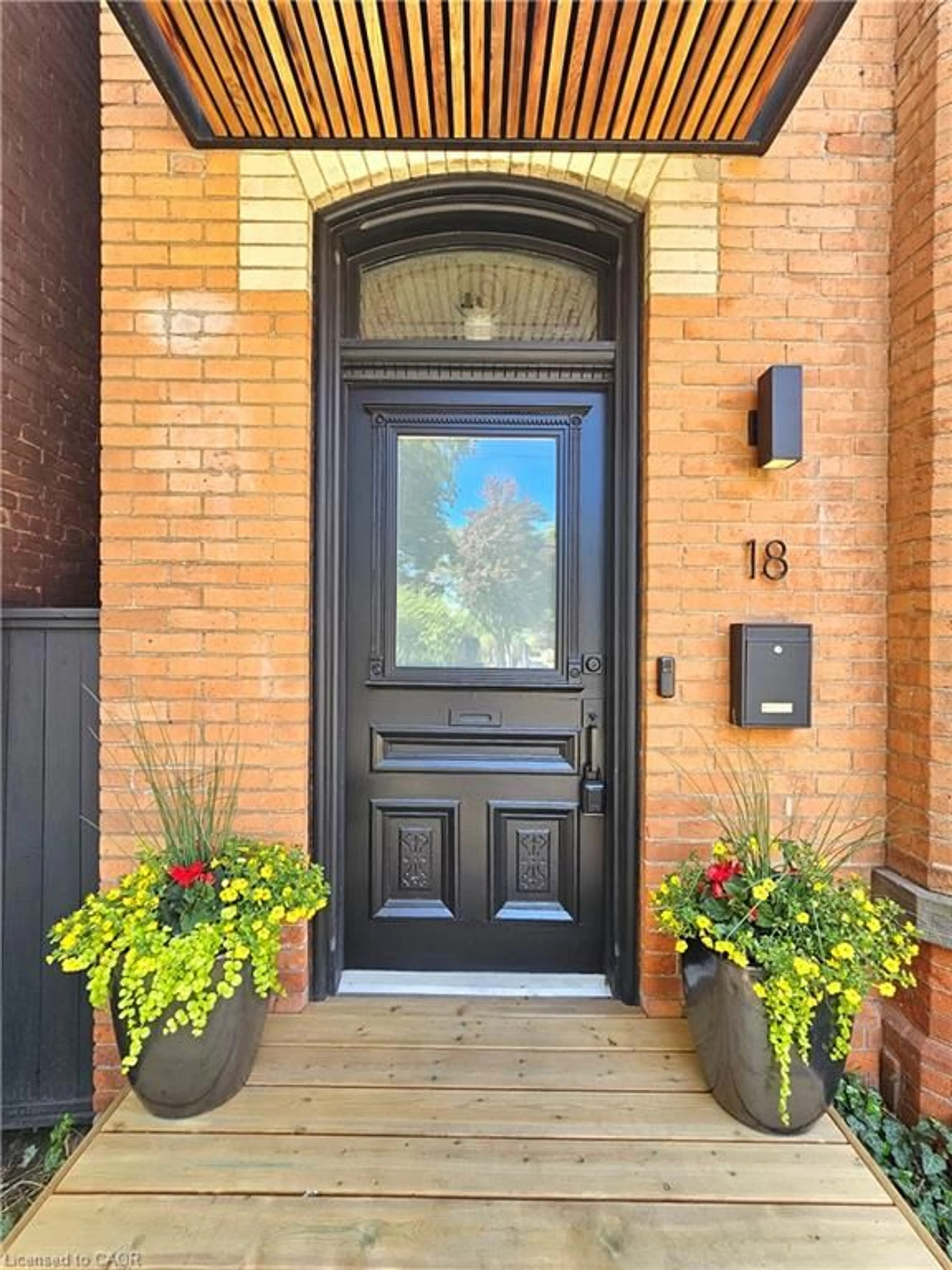 Indoor entryway for 18 Alanson St, Hamilton Ontario L8N 1W5