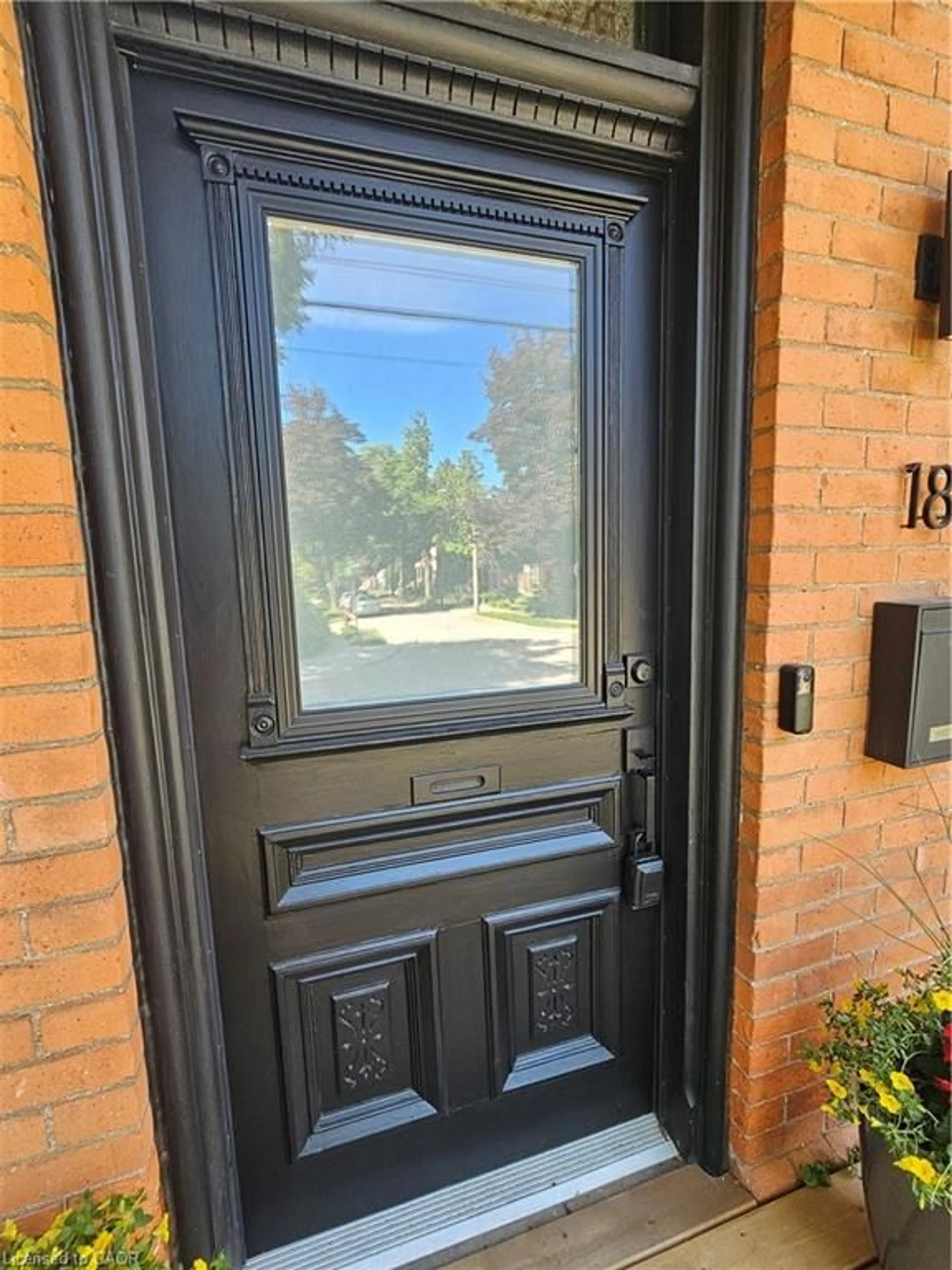 Indoor entryway for 18 Alanson St, Hamilton Ontario L8N 1W5