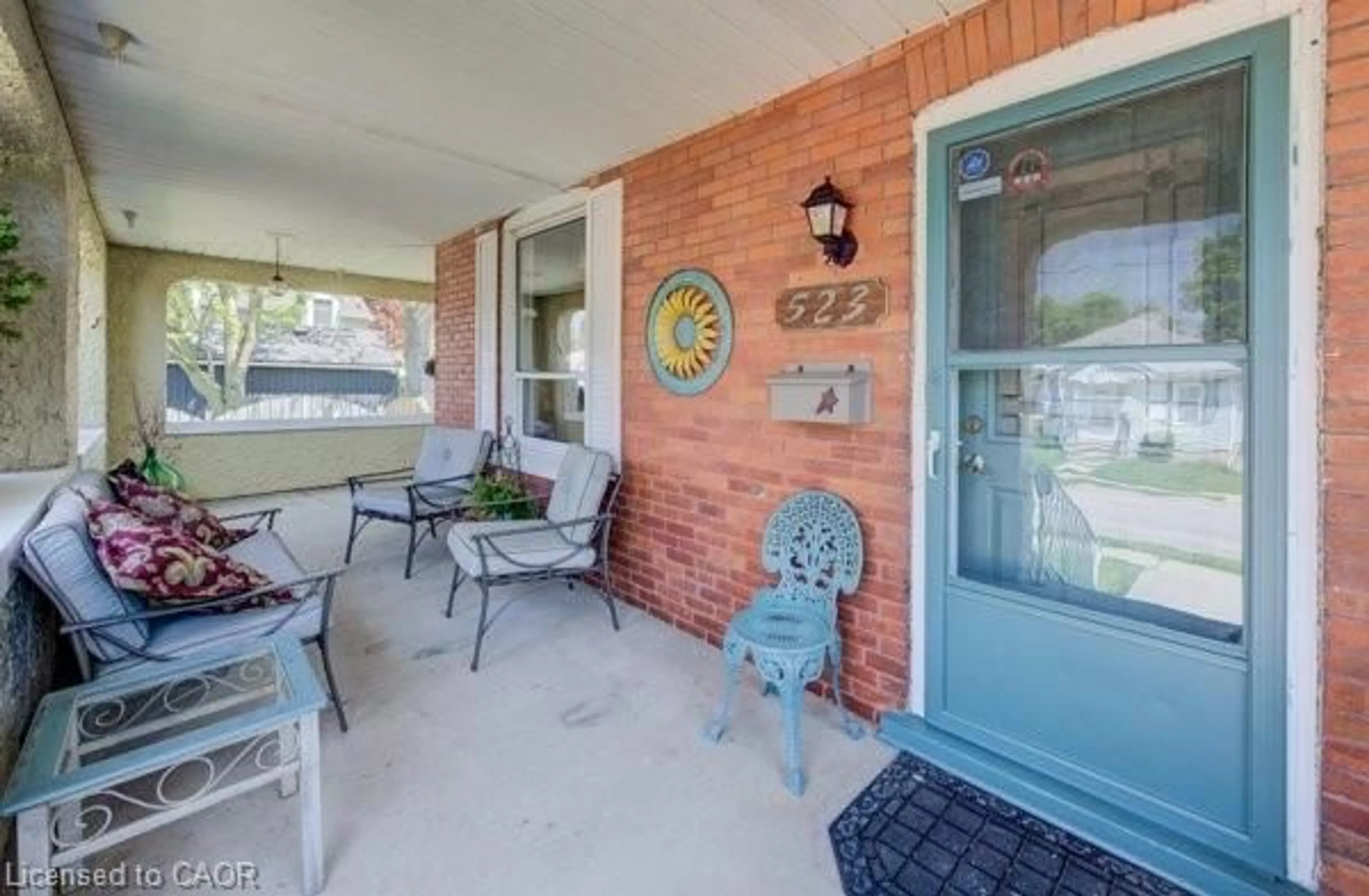 Patio, street for 523 Lowther St, Cambridge Ontario N3H 1Z4