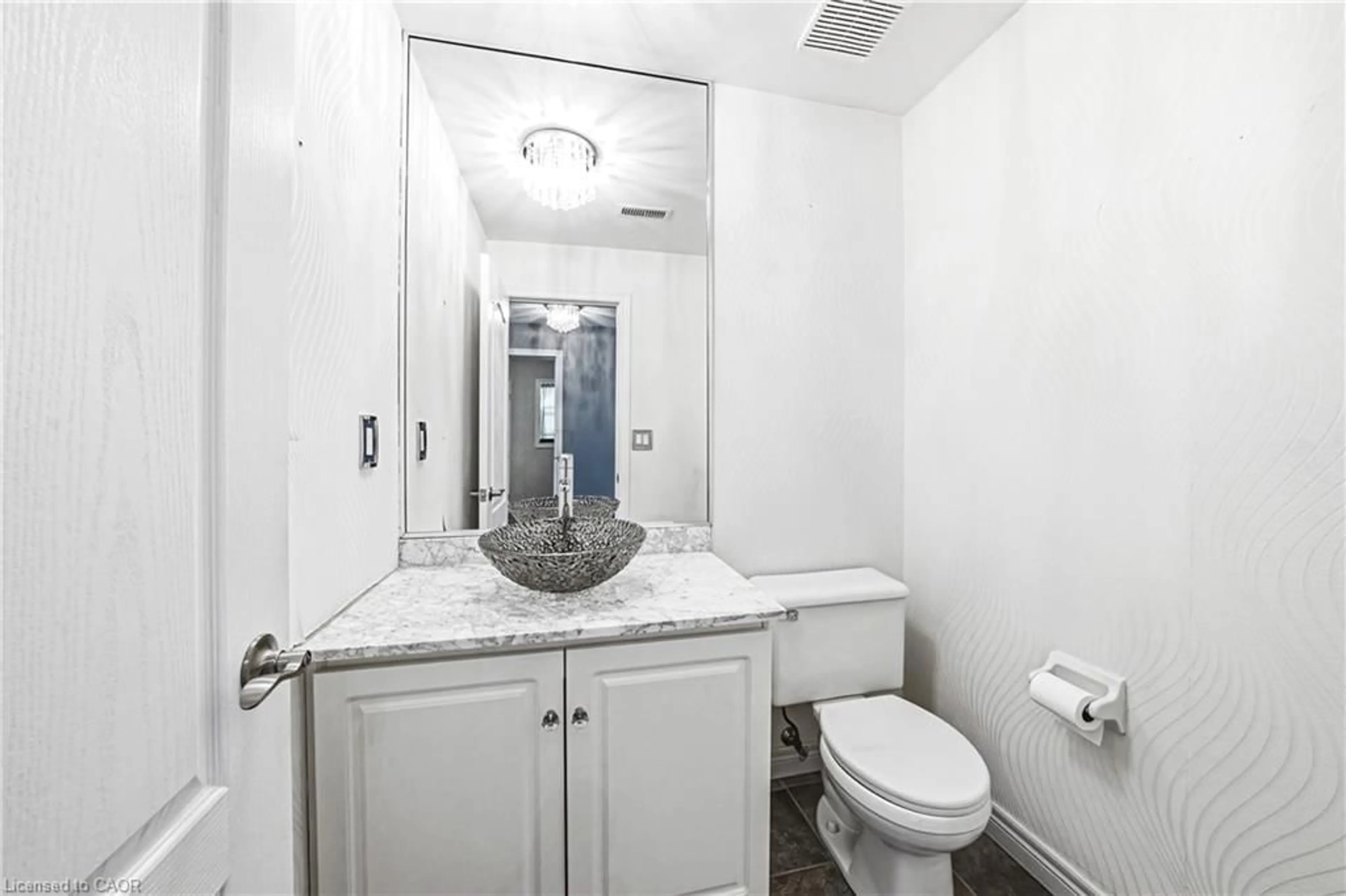 Standard bathroom, ceramic/tile floor for 515 North Service Rd #22, Stoney Creek Ontario L8E 5X6