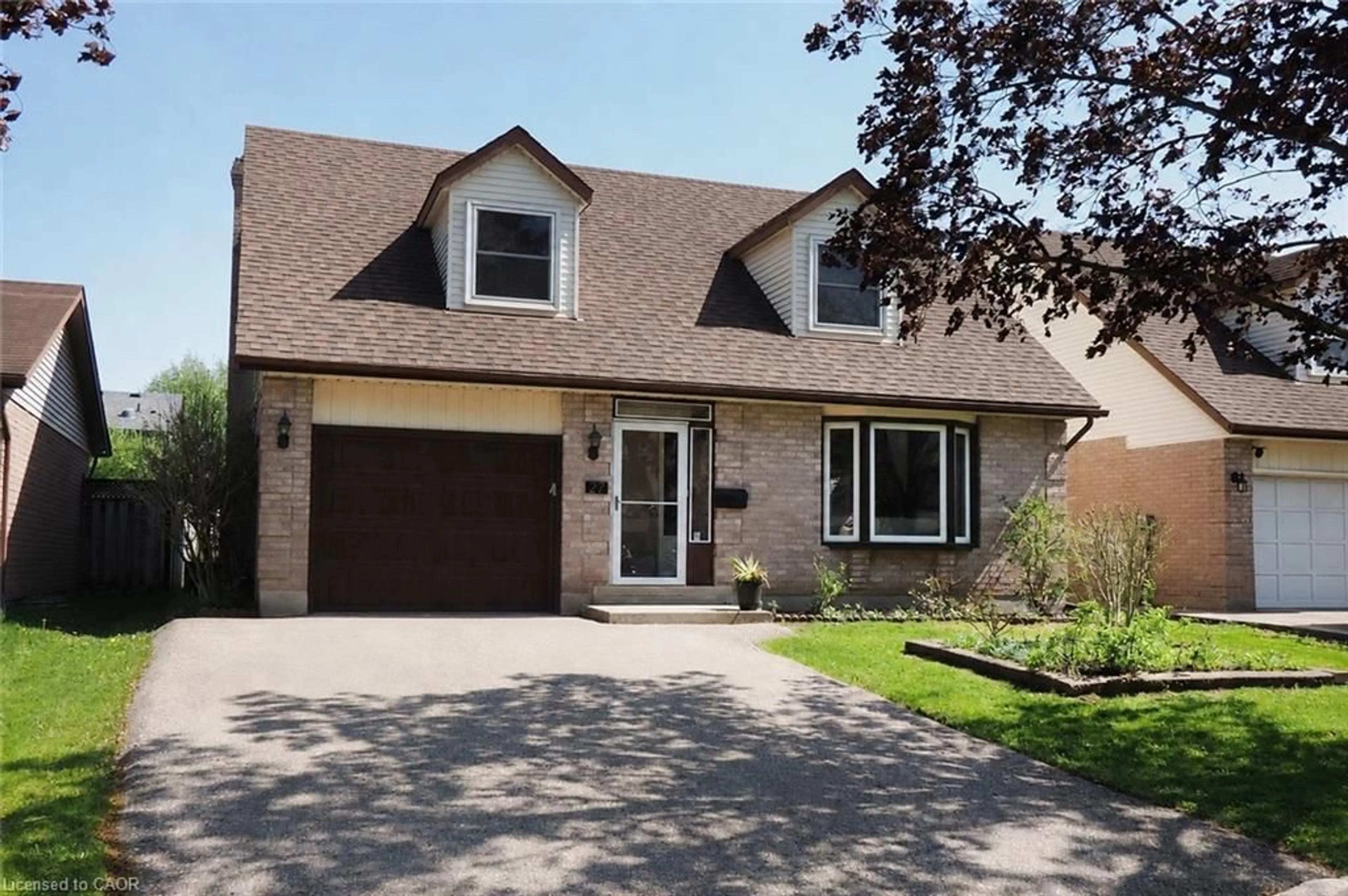 Home with brick exterior material, street for 27 Scenic Wood Cres, Kitchener Ontario N2A 3N2