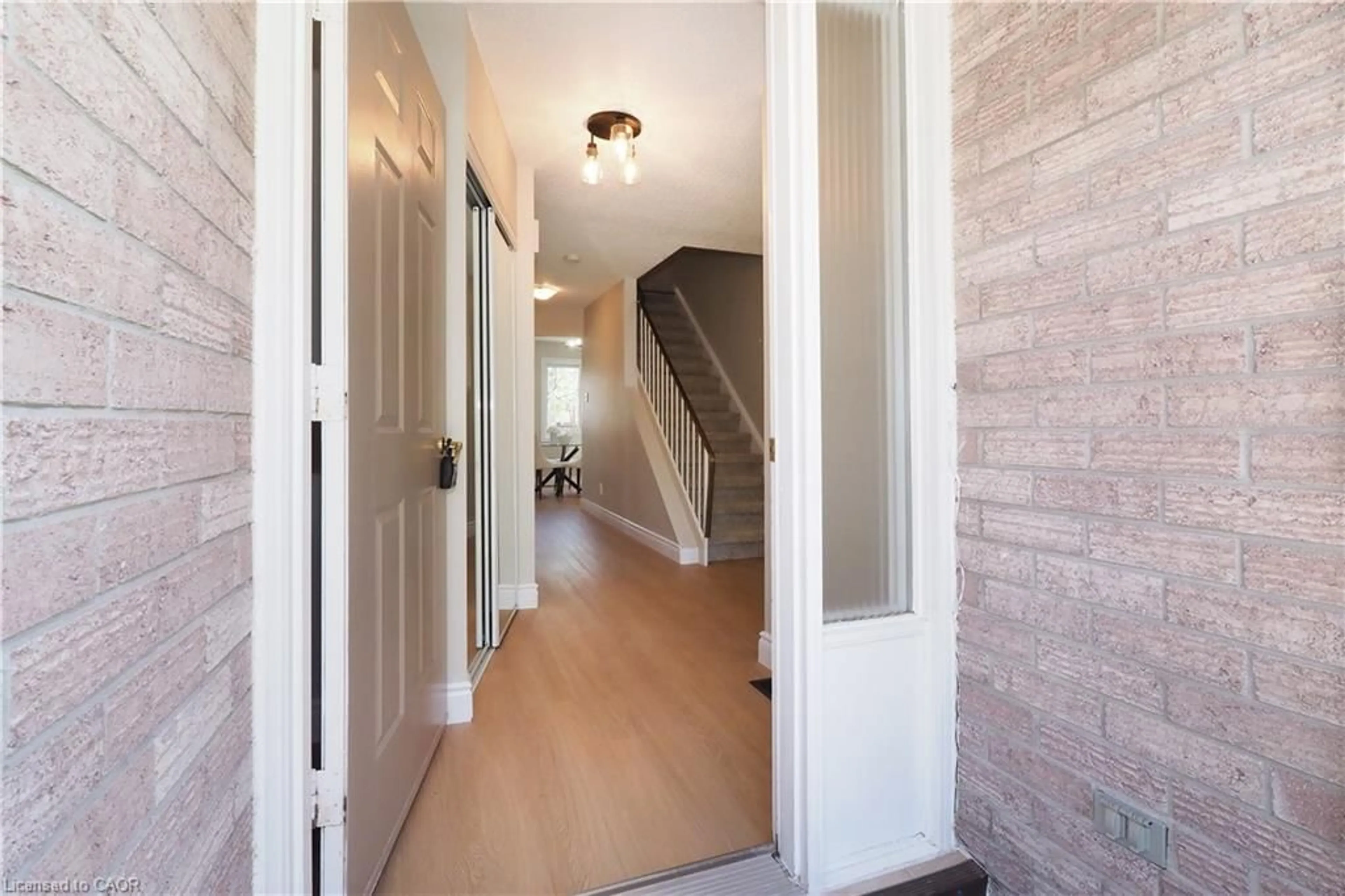 Indoor entryway for 27 Scenic Wood Cres, Kitchener Ontario N2A 3N2