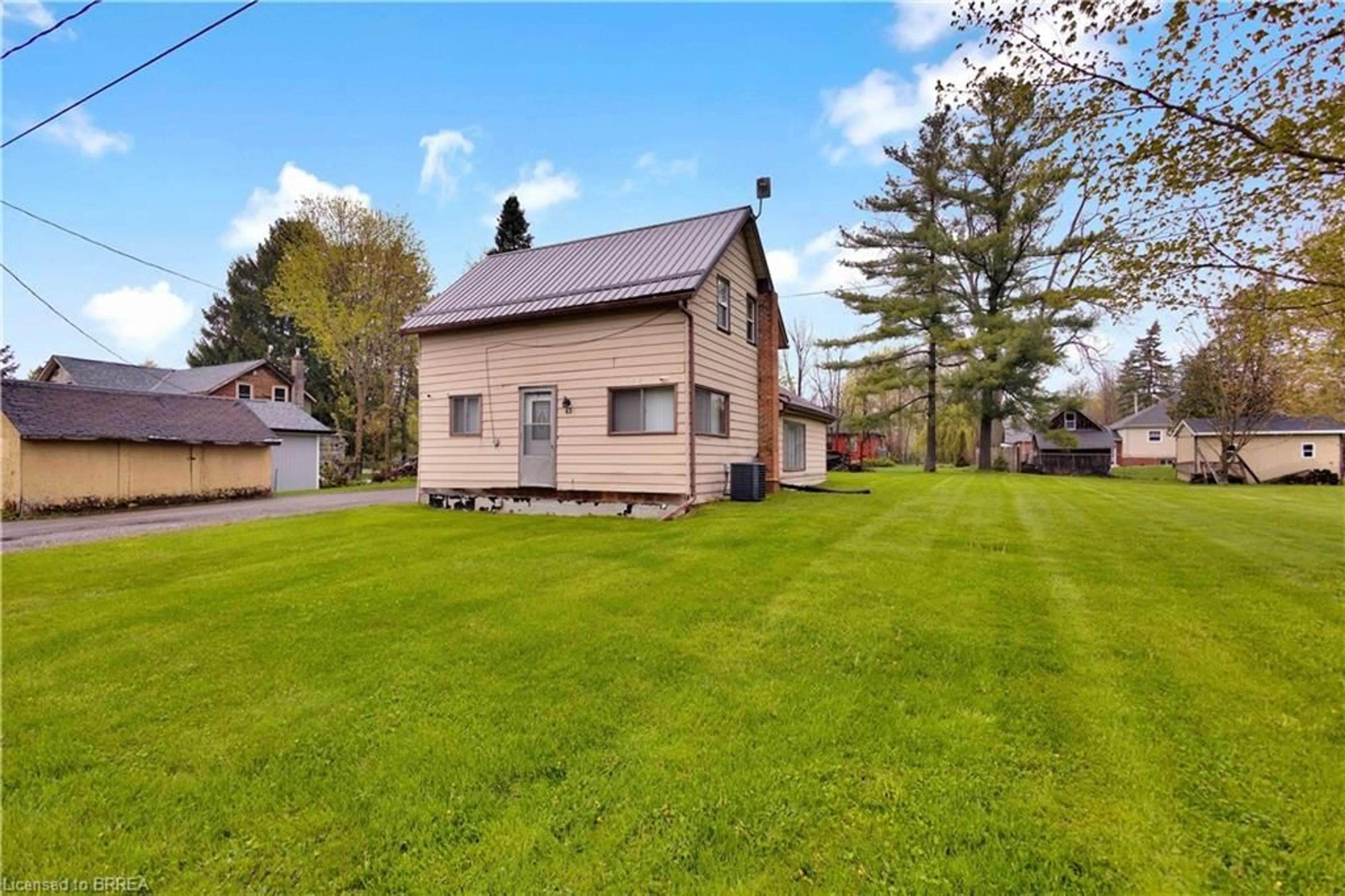 A pic from outside/outdoor area/front of a property/back of a property/a pic from drone, unknown for 43 Ontario St, Paris Ontario N3L 3E1