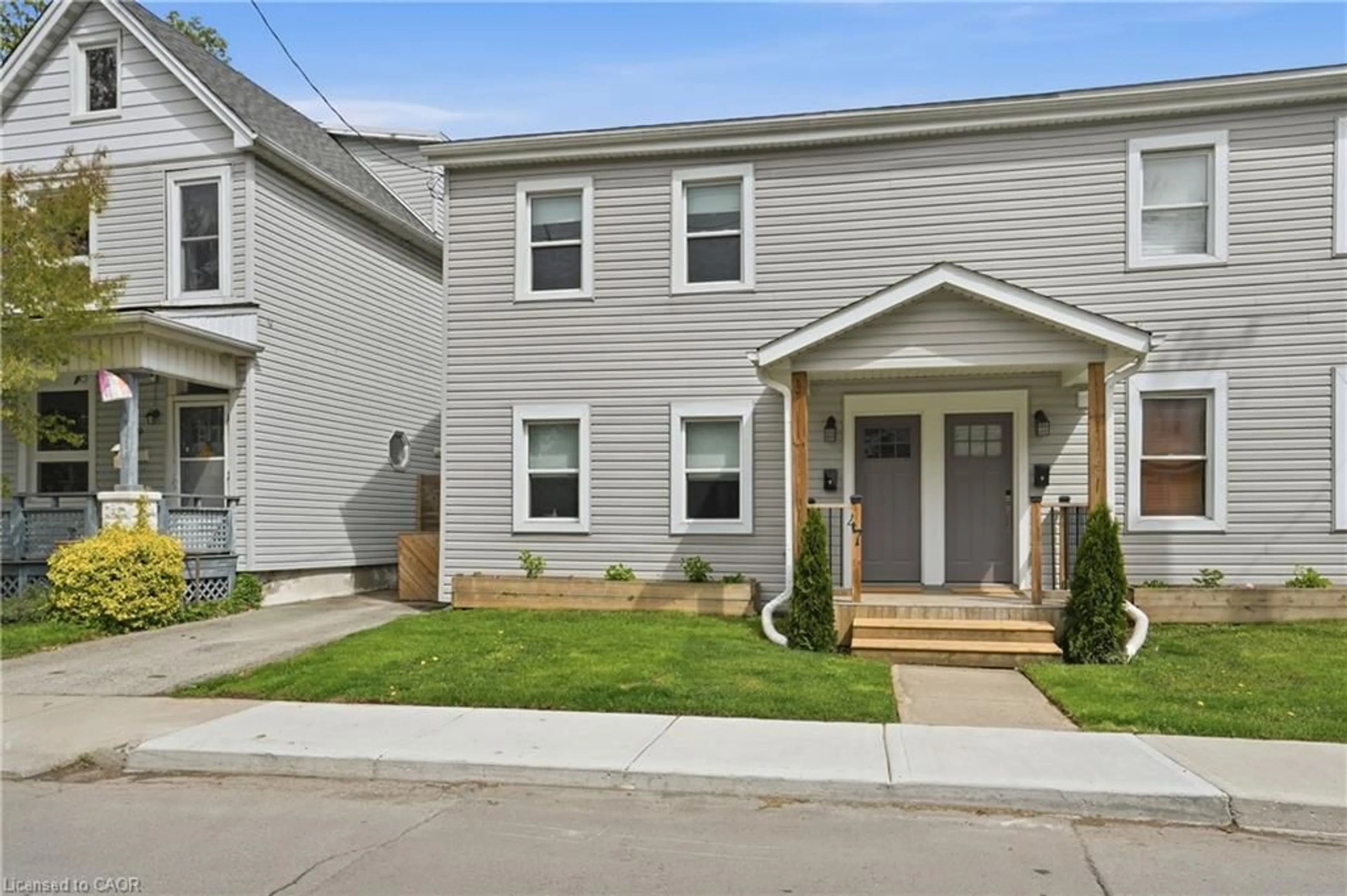 Home with vinyl exterior material, street for 47 New St, Hamilton Ontario L8P 4J6