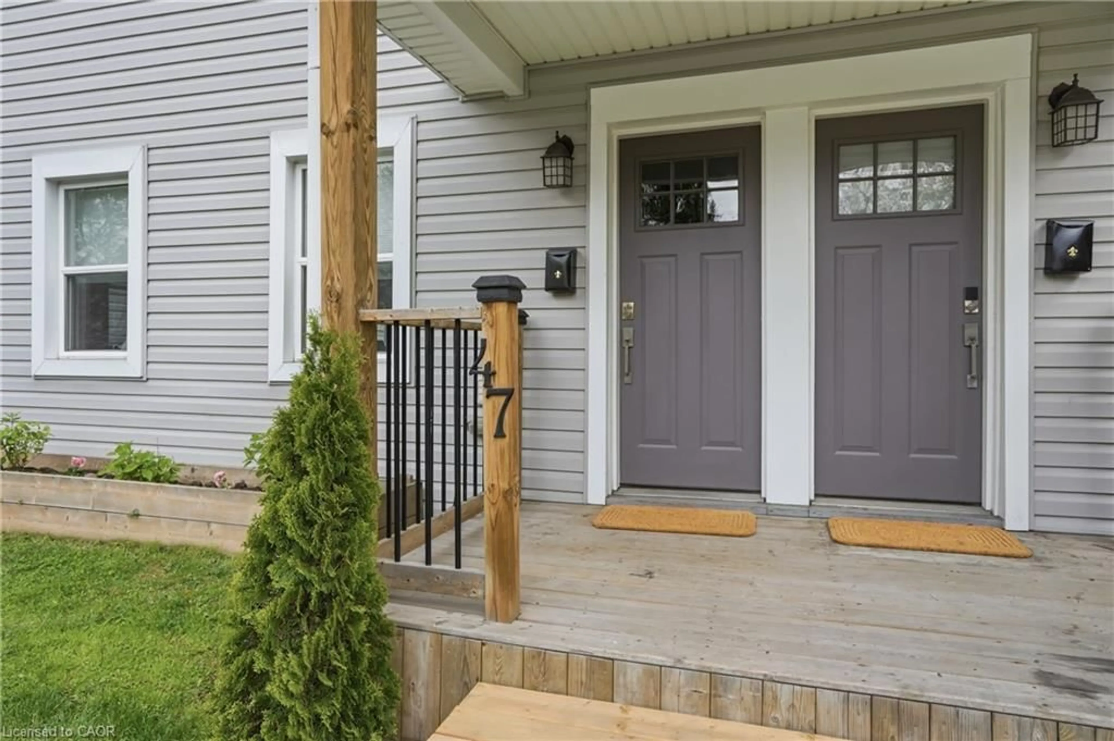 Indoor entryway for 47 New St, Hamilton Ontario L8P 4J6