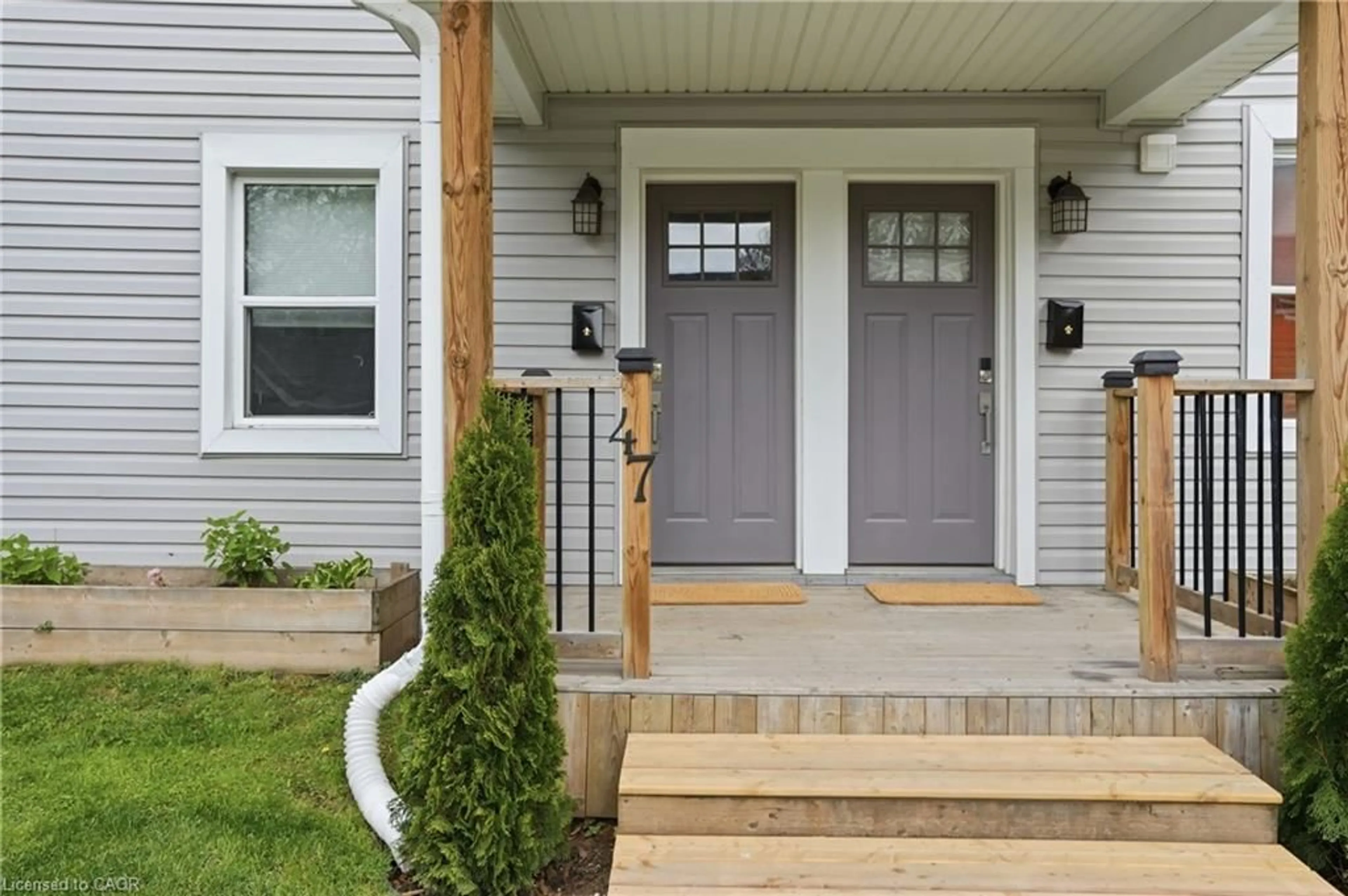 Indoor entryway for 47 New St, Hamilton Ontario L8P 4J6