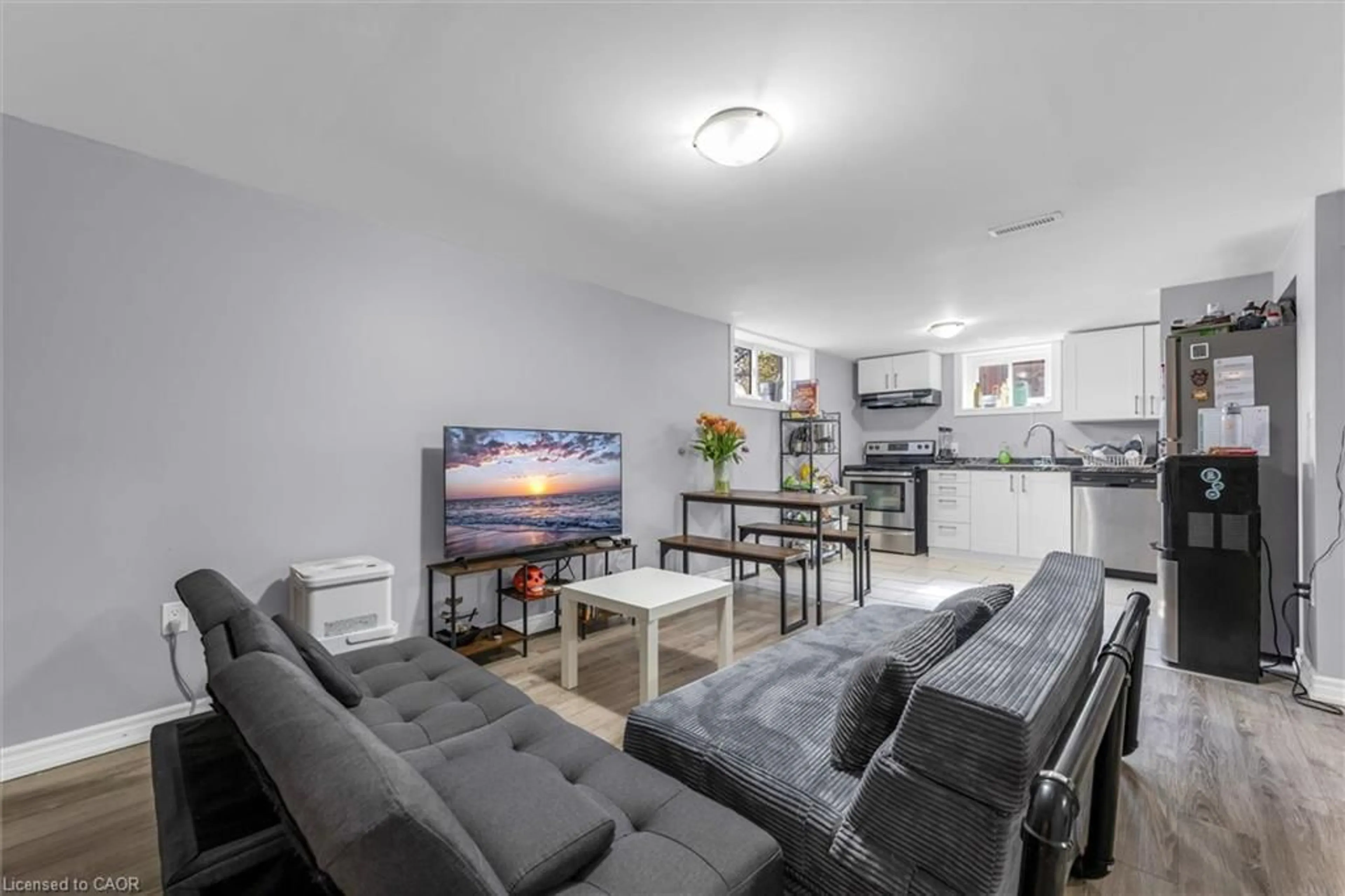 Living room with furniture, unknown for 46 Beaconsfield Dr, Hamilton Ontario L8T 2W9
