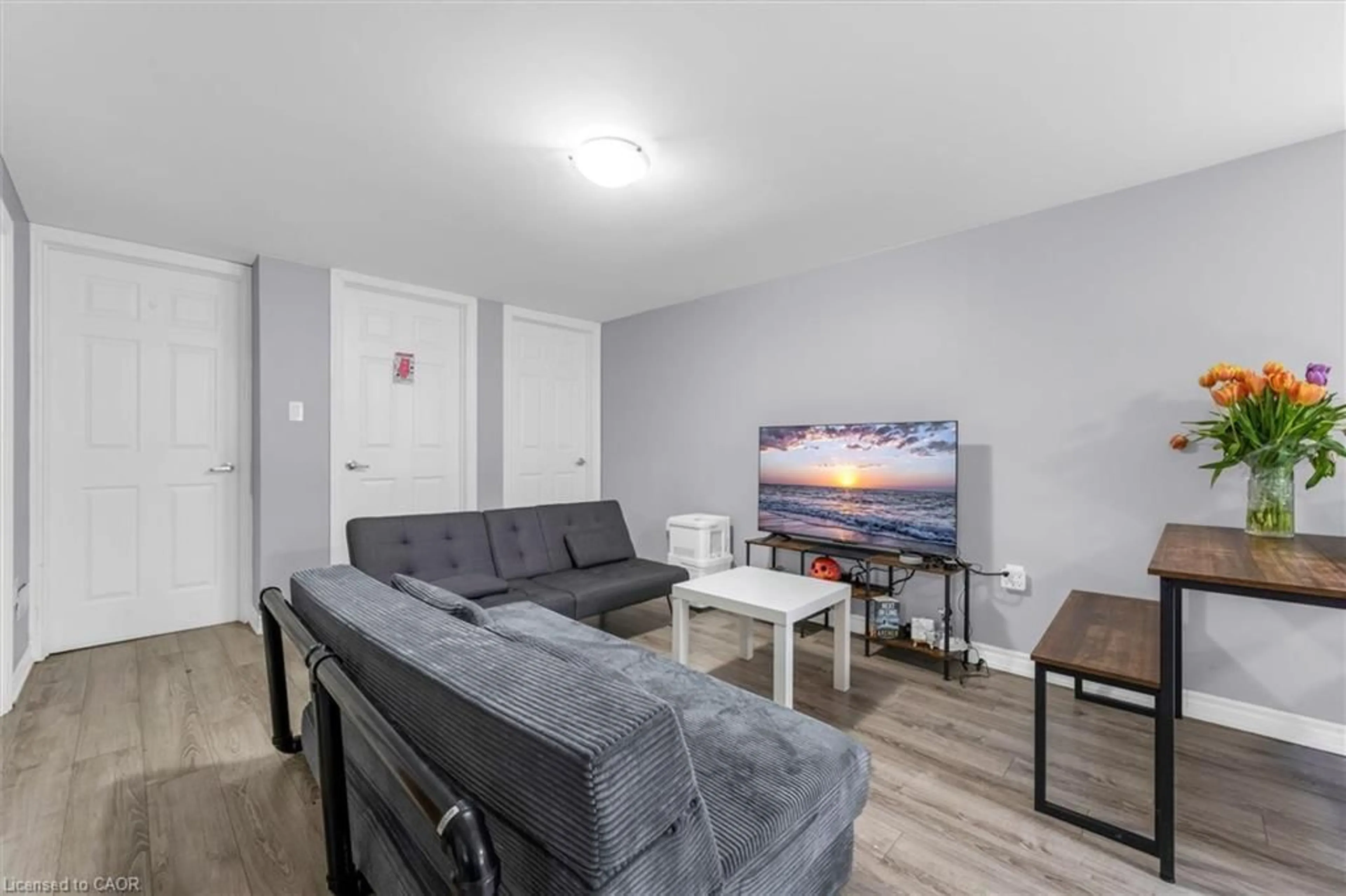 Living room with furniture, unknown for 46 Beaconsfield Dr, Hamilton Ontario L8T 2W9