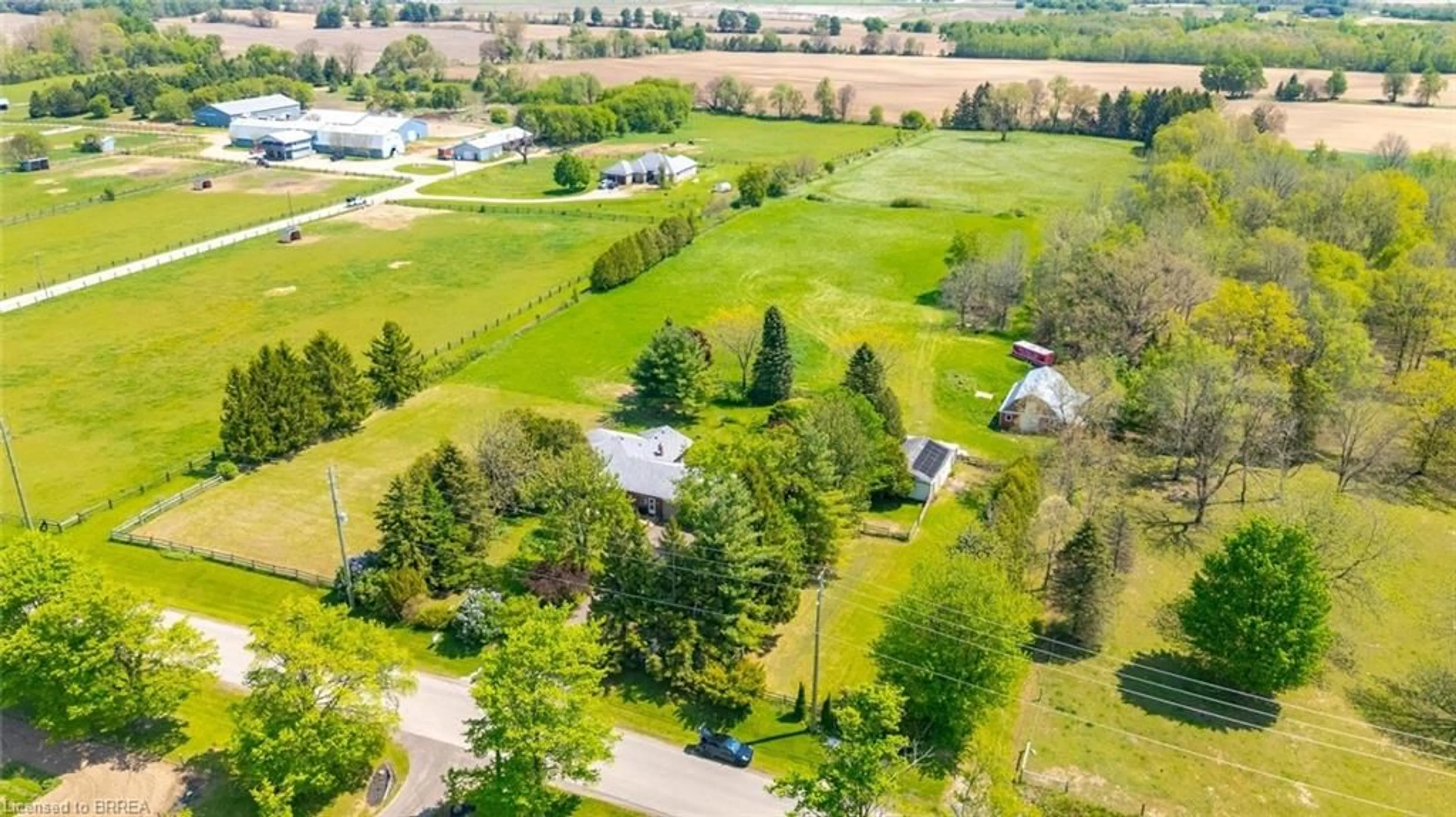 A pic from outside/outdoor area/front of a property/back of a property/a pic from drone, unknown for 237 Cleaver Rd, Brantford Ontario N3R 0B8
