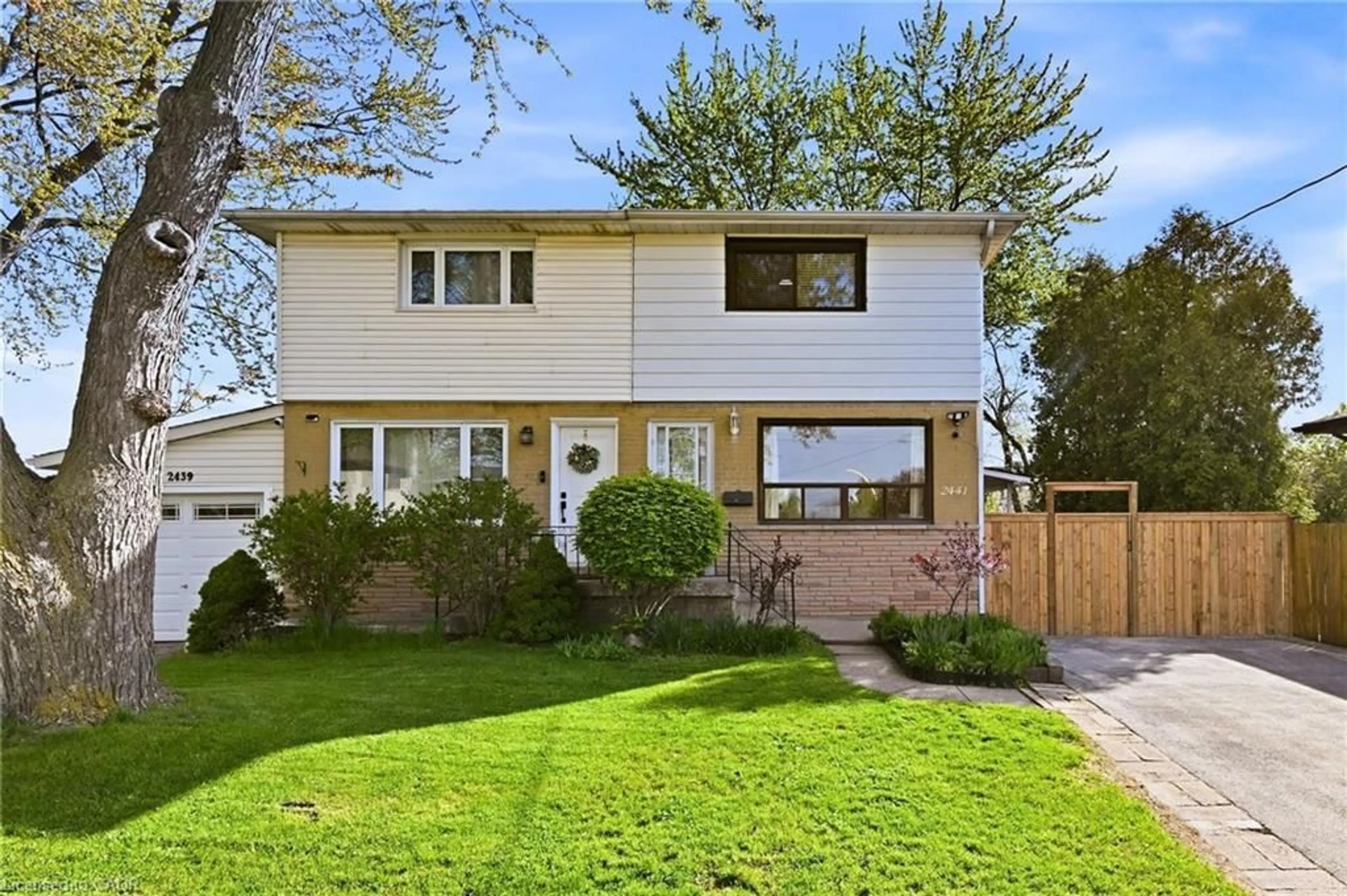 Home with vinyl exterior material, street for 2441 Barclay Rd, Burlington Ontario L7R 2B7