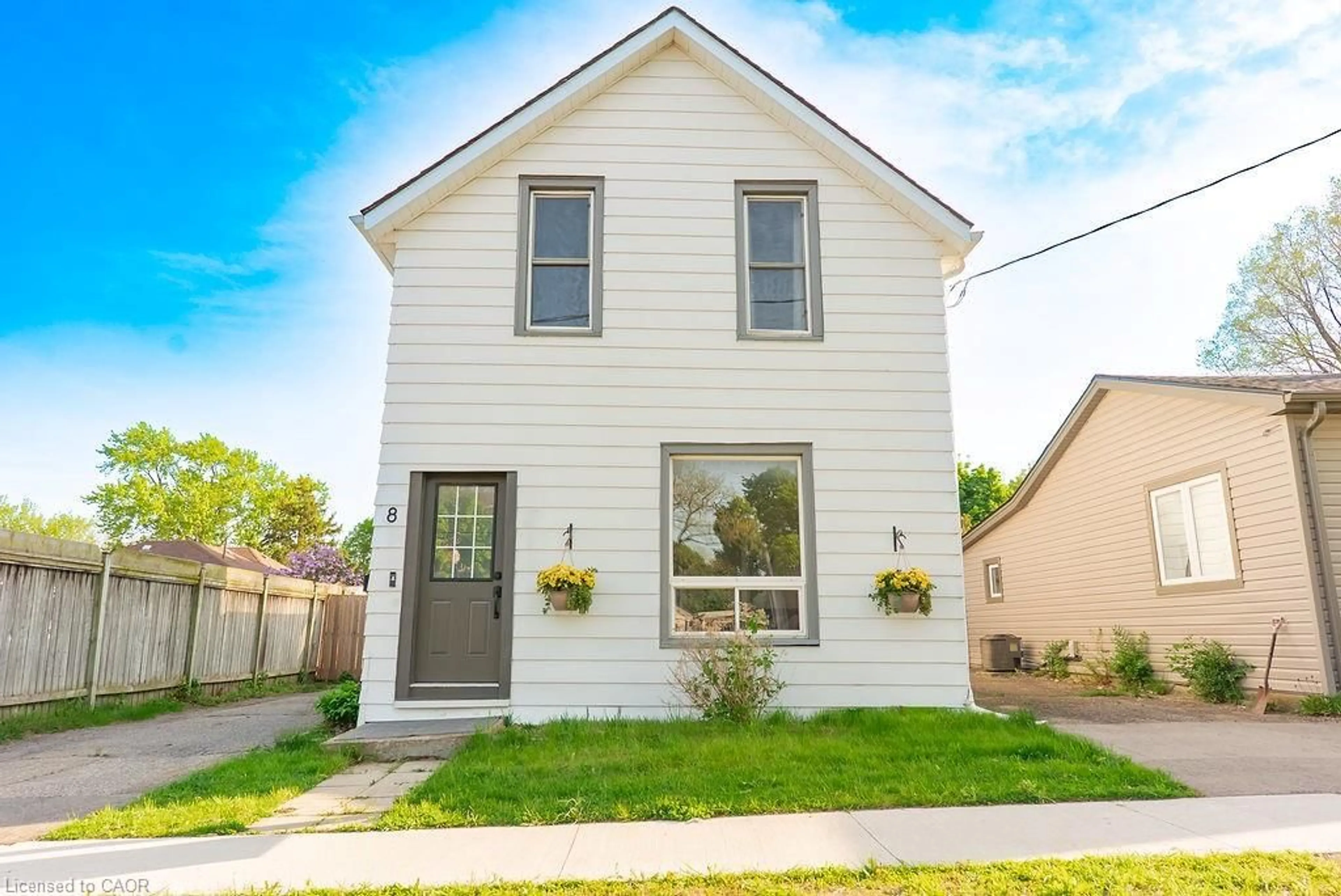 Home with vinyl exterior material, street for 8 Dundas St, Brantford Ontario N3R 1R8