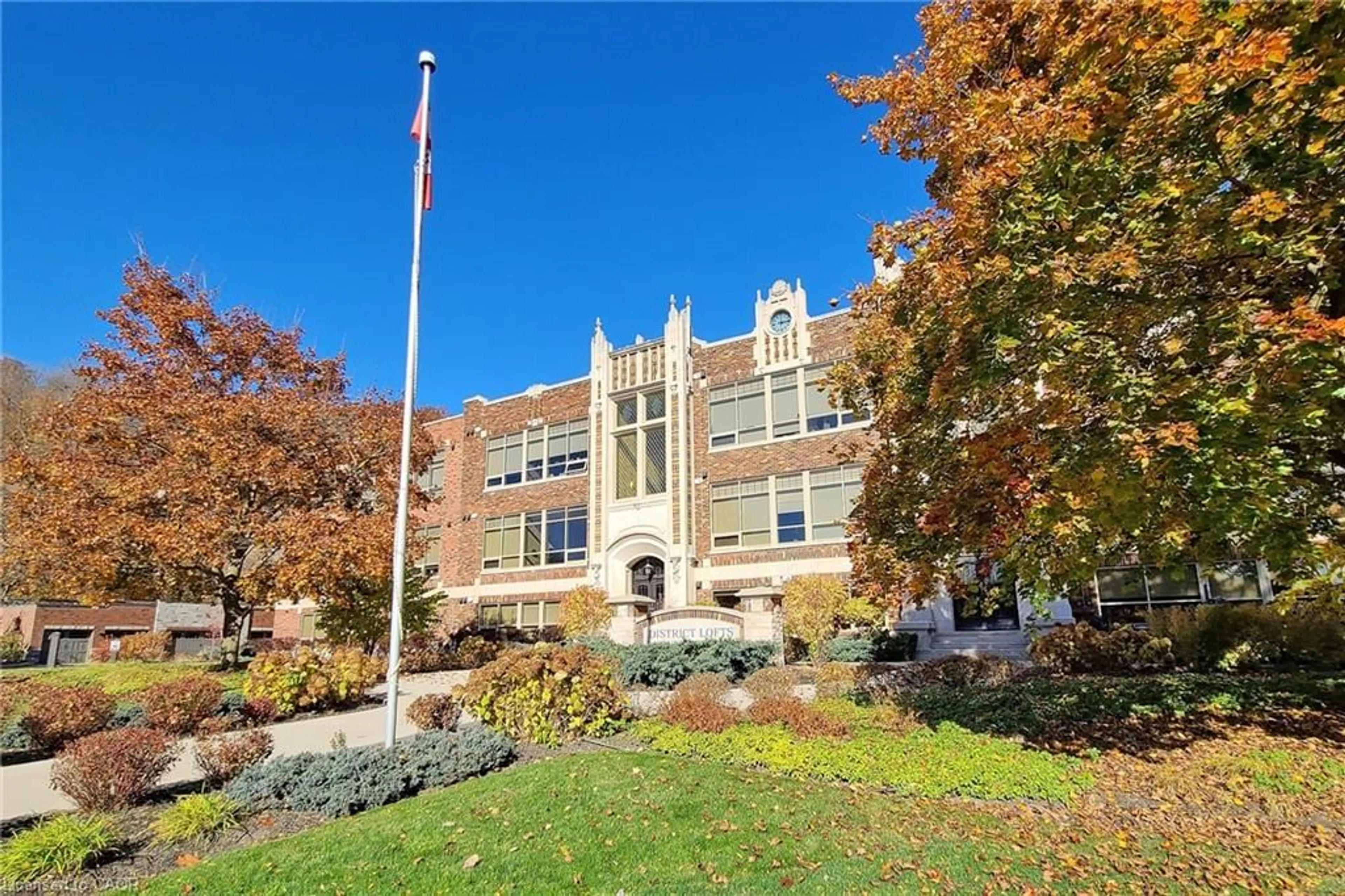 Indoor foyer for 397 King St #108, Dundas Ontario L9H 1W9