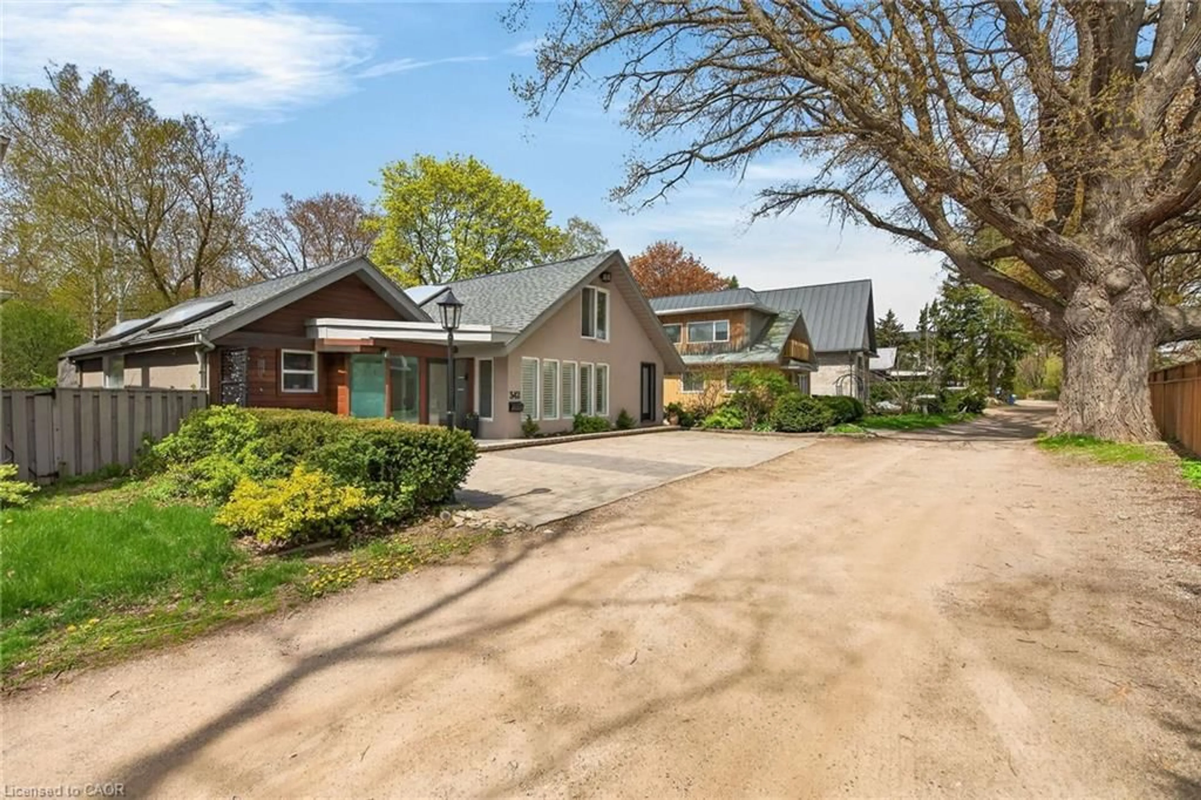 A pic from outside/outdoor area/front of a property/back of a property/a pic from drone, street for 342 Meadow Wood Lane, Mississauga Ontario L5J 2S9