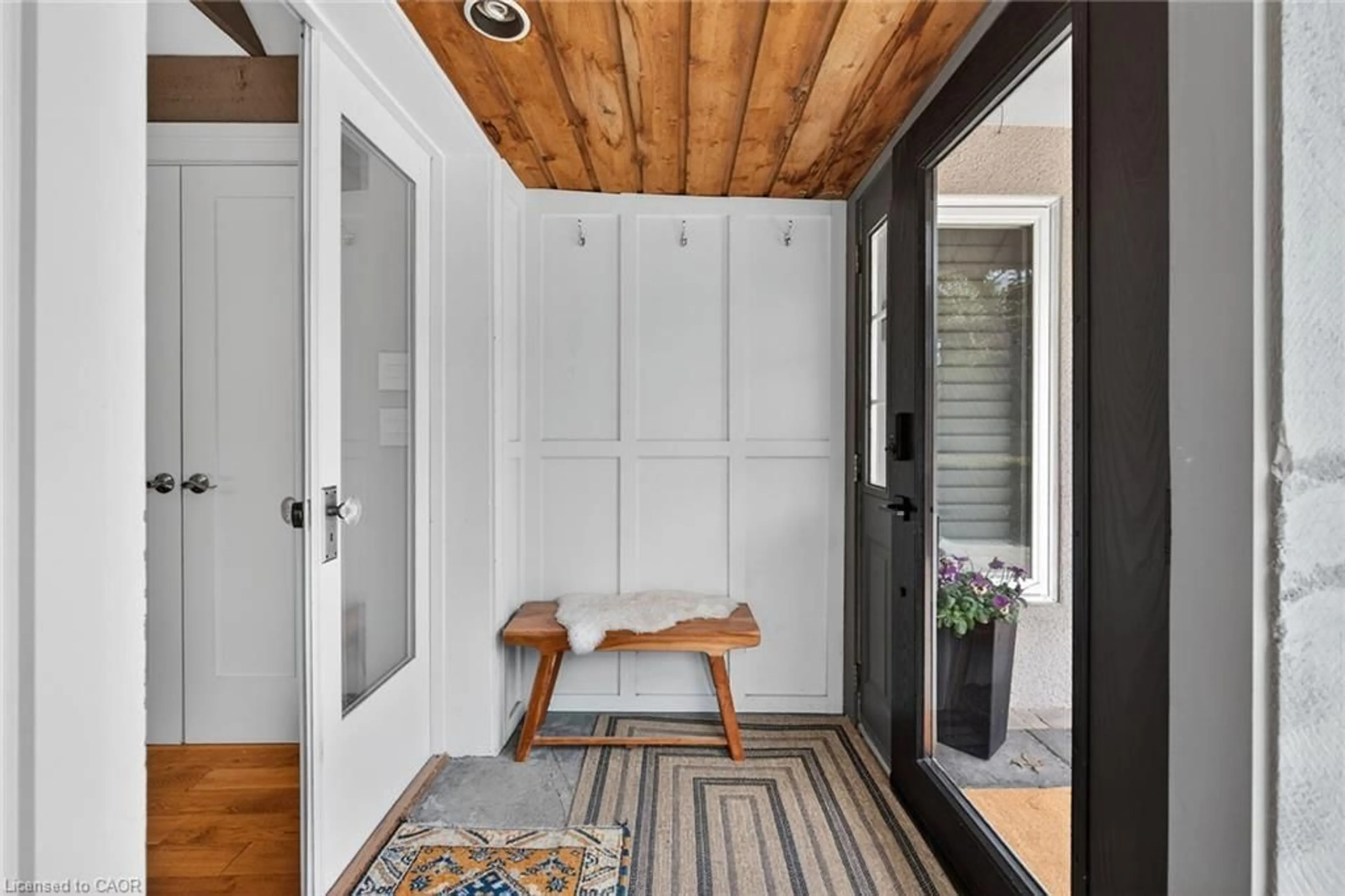 Indoor entryway for 342 Meadow Wood Lane, Mississauga Ontario L5J 2S9