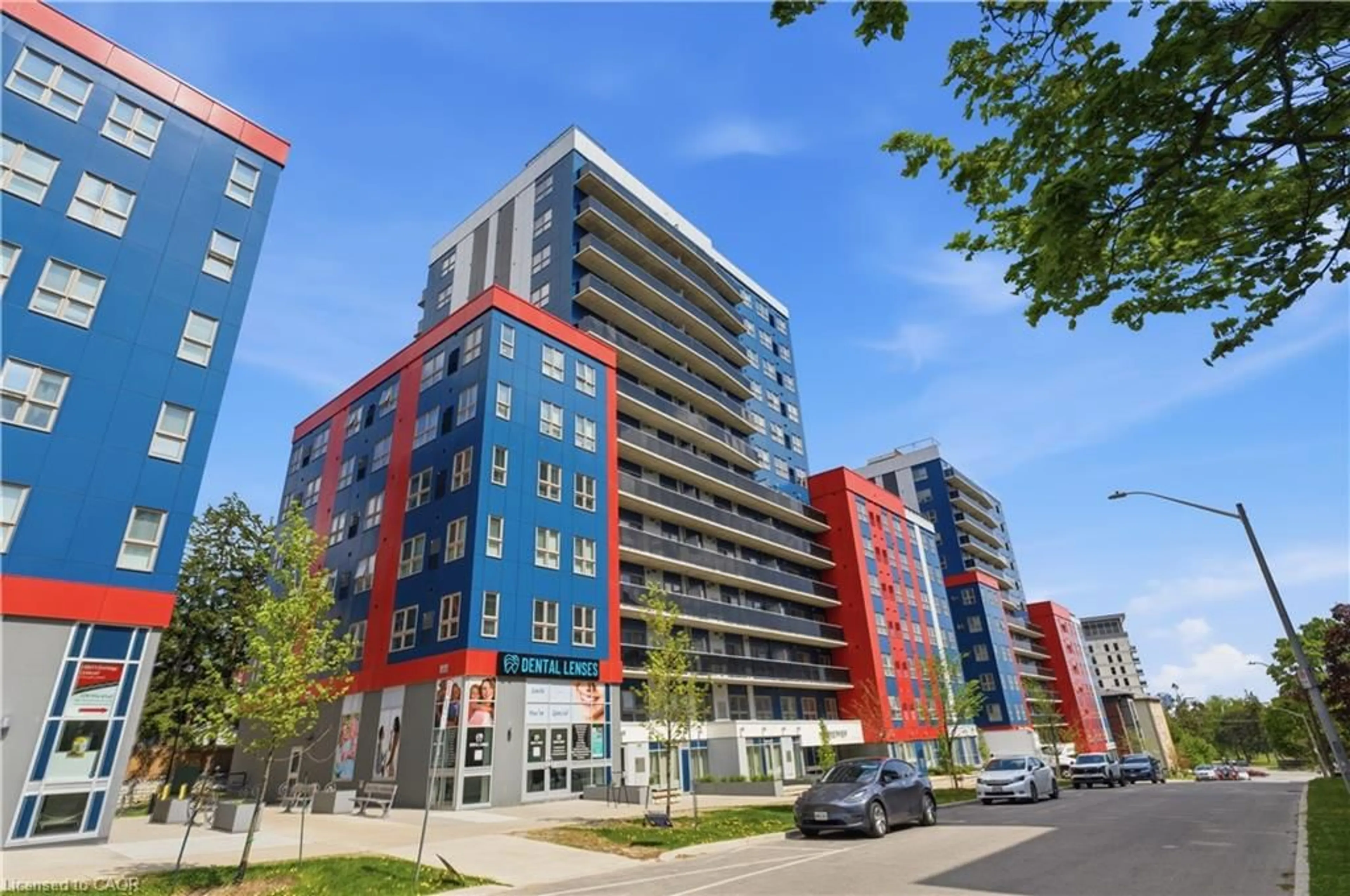 A pic from outside/outdoor area/front of a property/back of a property/a pic from drone, building for 258B Sunview St #266, Waterloo Ontario N2L 0H7