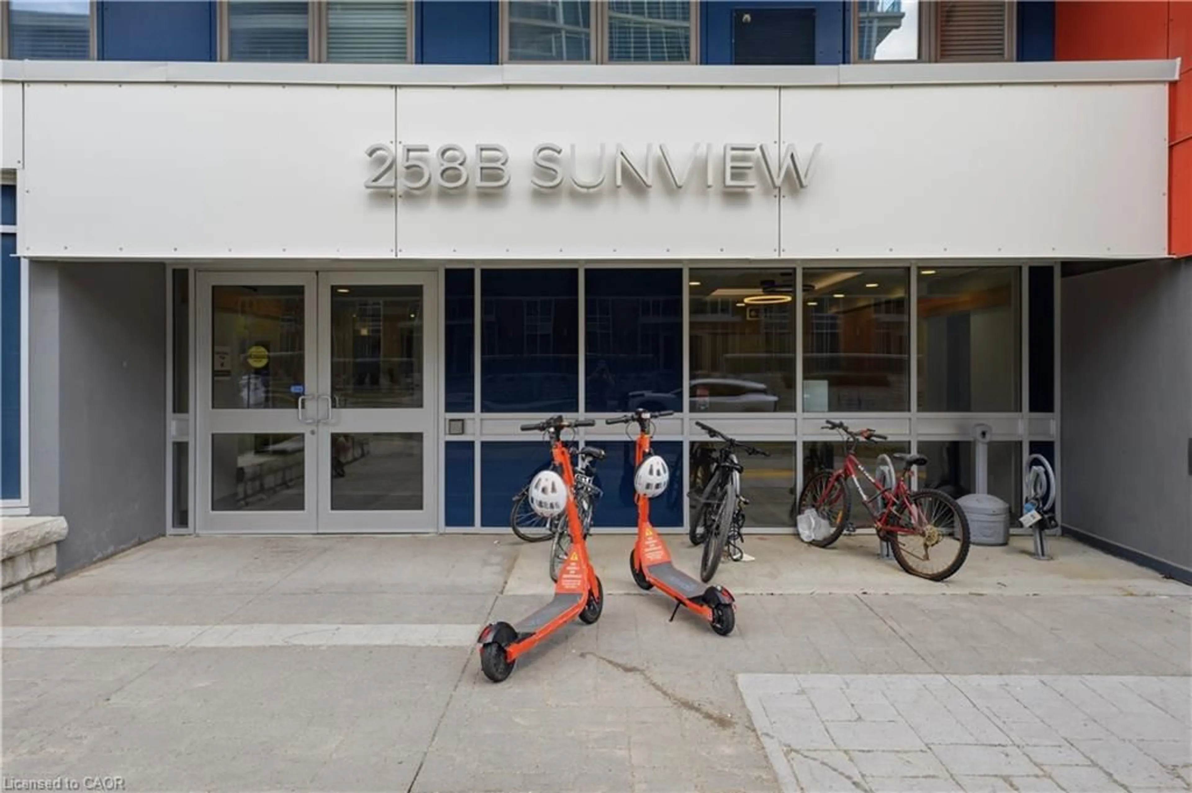 Indoor foyer for 258B Sunview St #266, Waterloo Ontario N2L 0H7