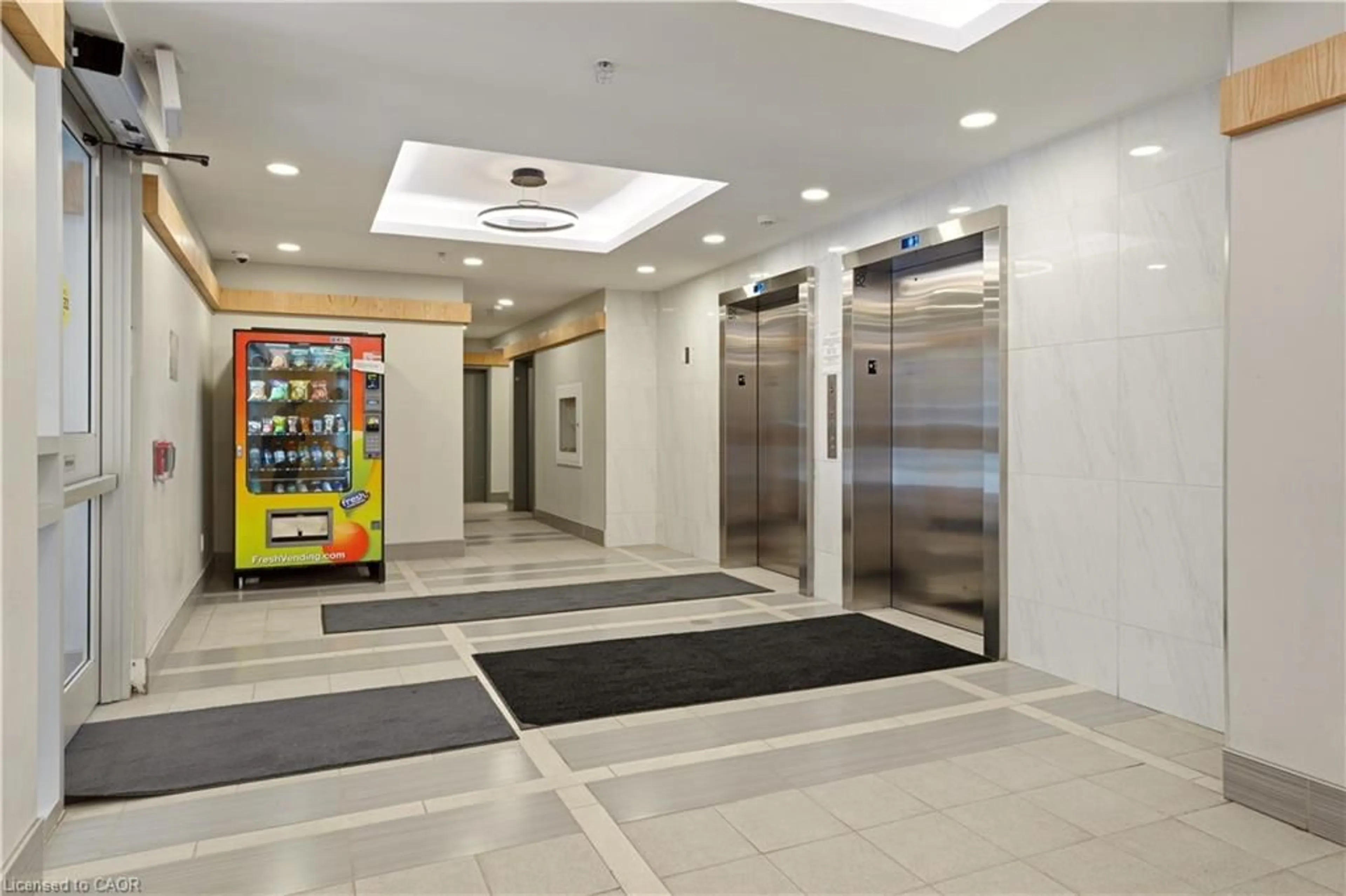 Indoor foyer for 258B Sunview St #266, Waterloo Ontario N2L 0H7