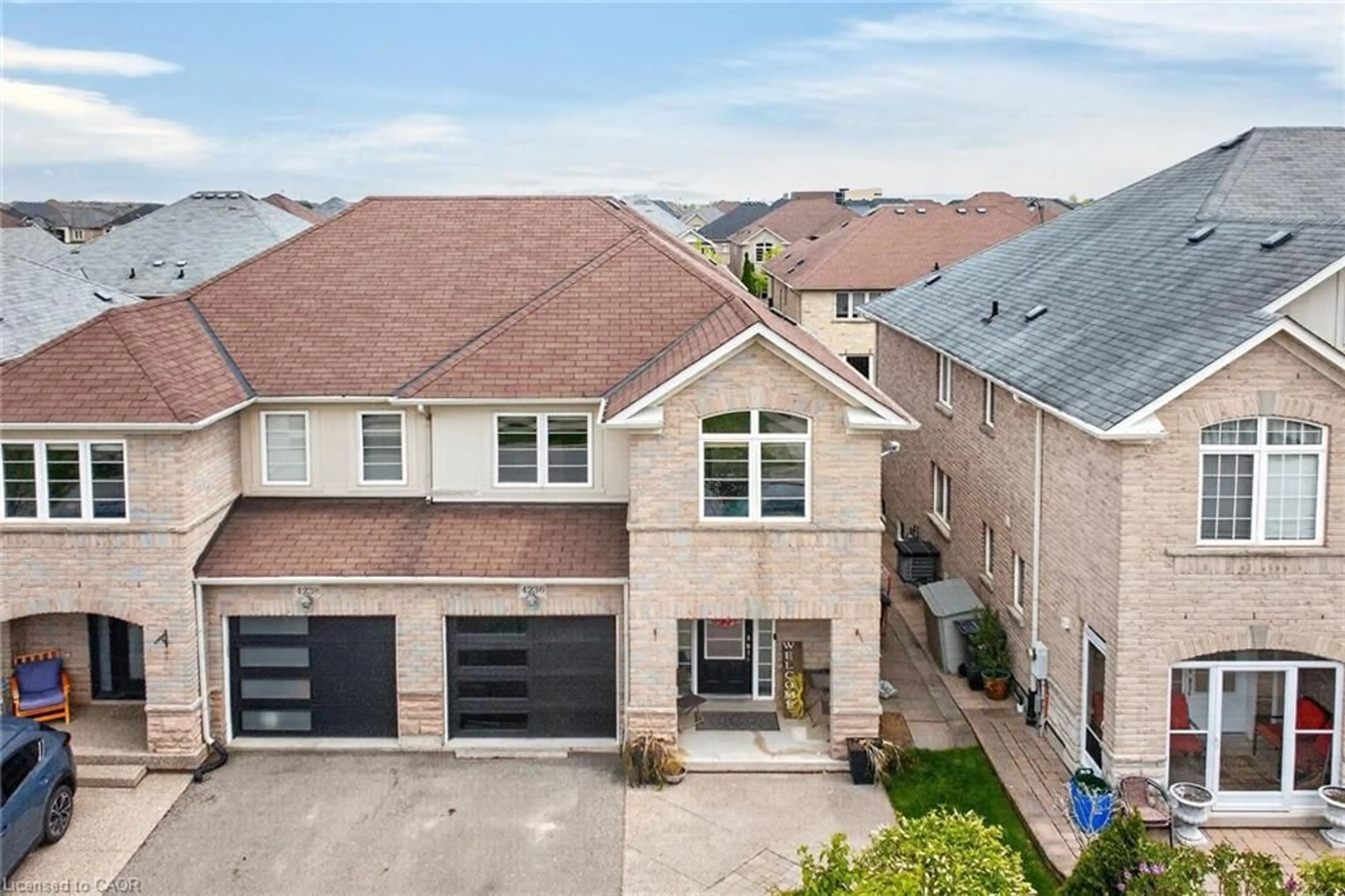 A pic from outside/outdoor area/front of a property/back of a property/a pic from drone, street for 4236 Prudham Ave, Burlington Ontario L7M 0N3