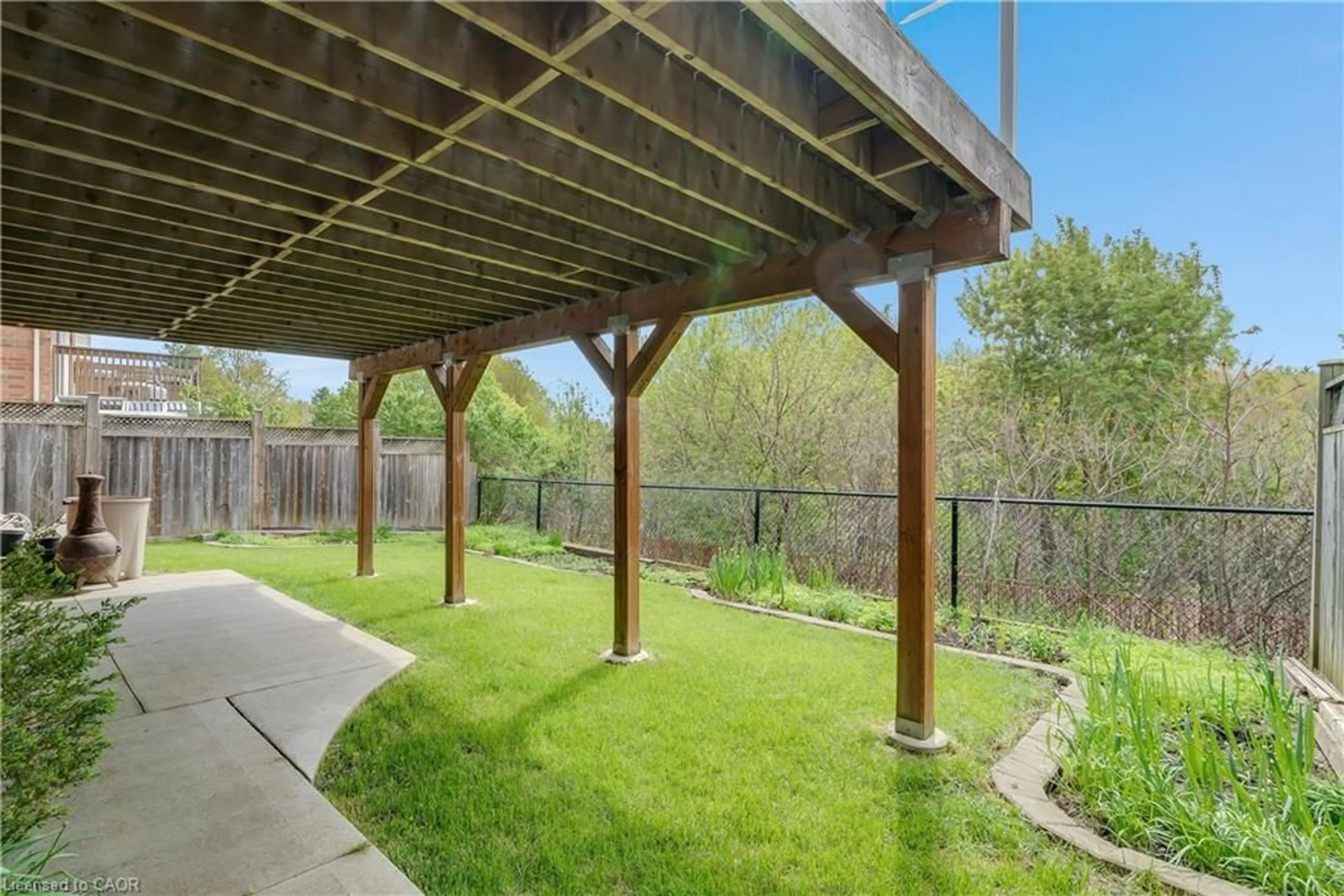 Patio, forest/trees view for 27 Glazebrook Cres, Cambridge Ontario N1T 2H7