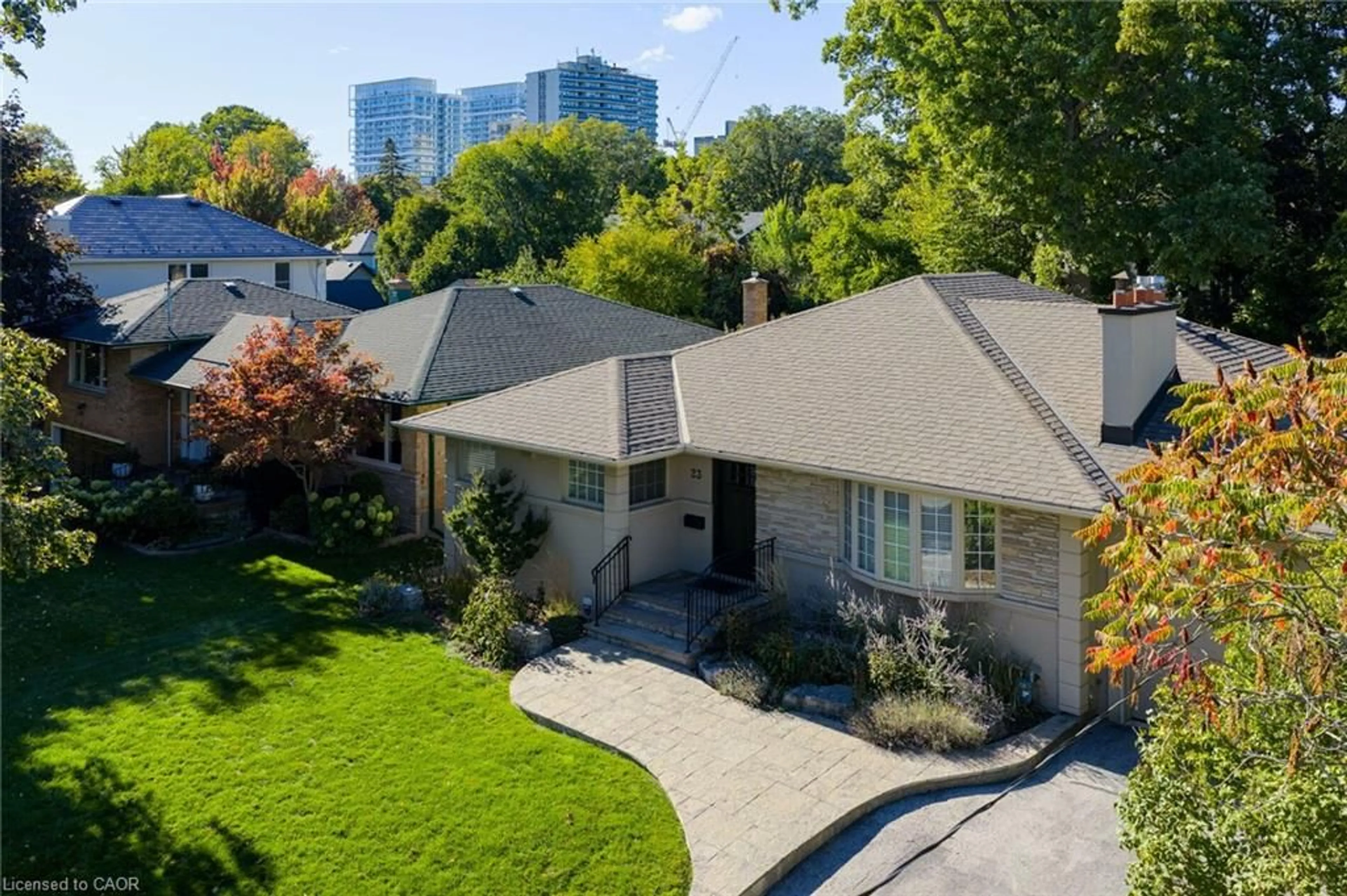 A pic from outside/outdoor area/front of a property/back of a property/a pic from drone, street for 23 Glenmanor Dr, Oakville Ontario L6K 2B3
