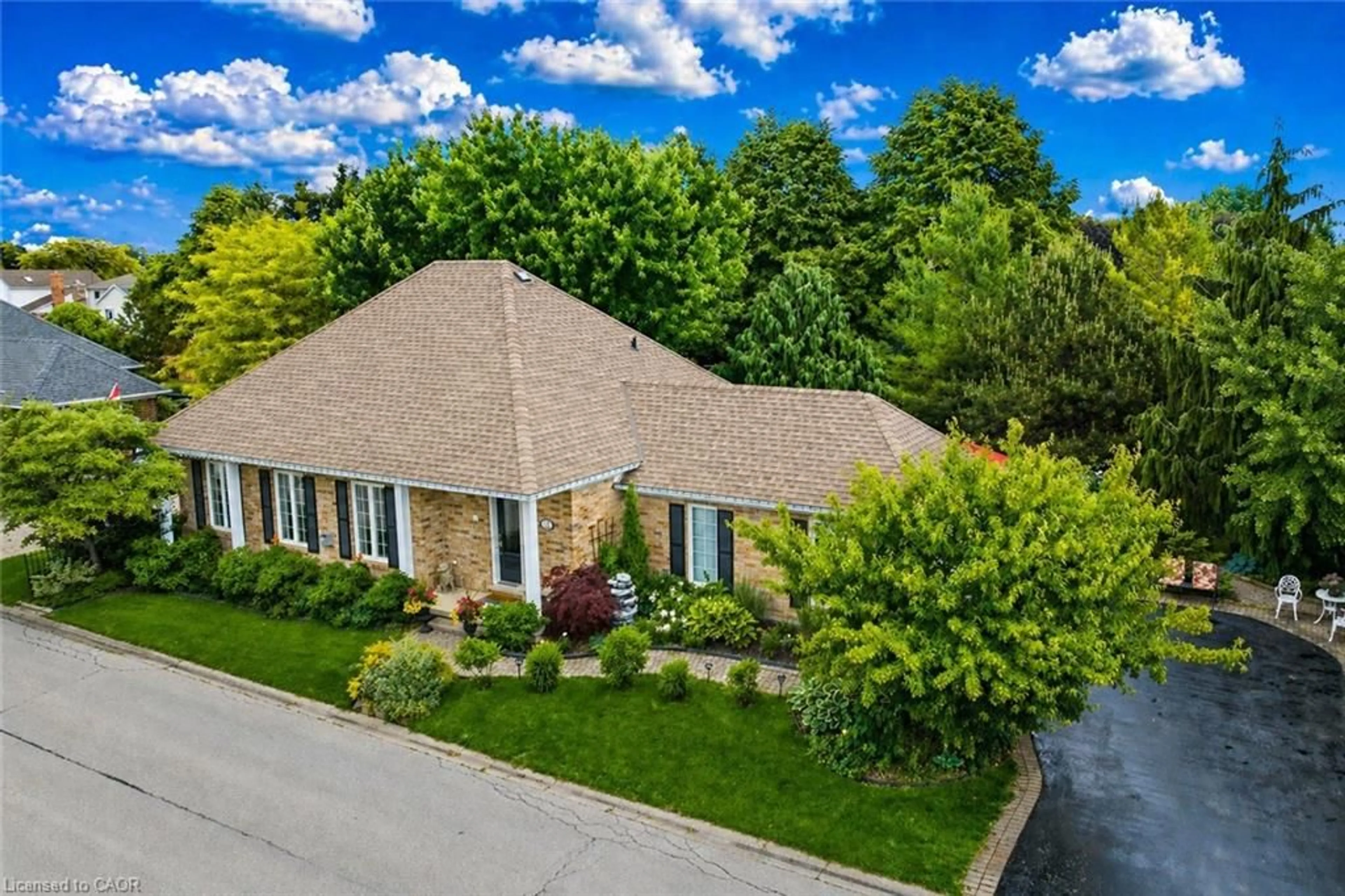 A pic from outside/outdoor area/front of a property/back of a property/a pic from drone, street for 12 Pinot Trail, Niagara-on-the-Lake Ontario L0S 1J0