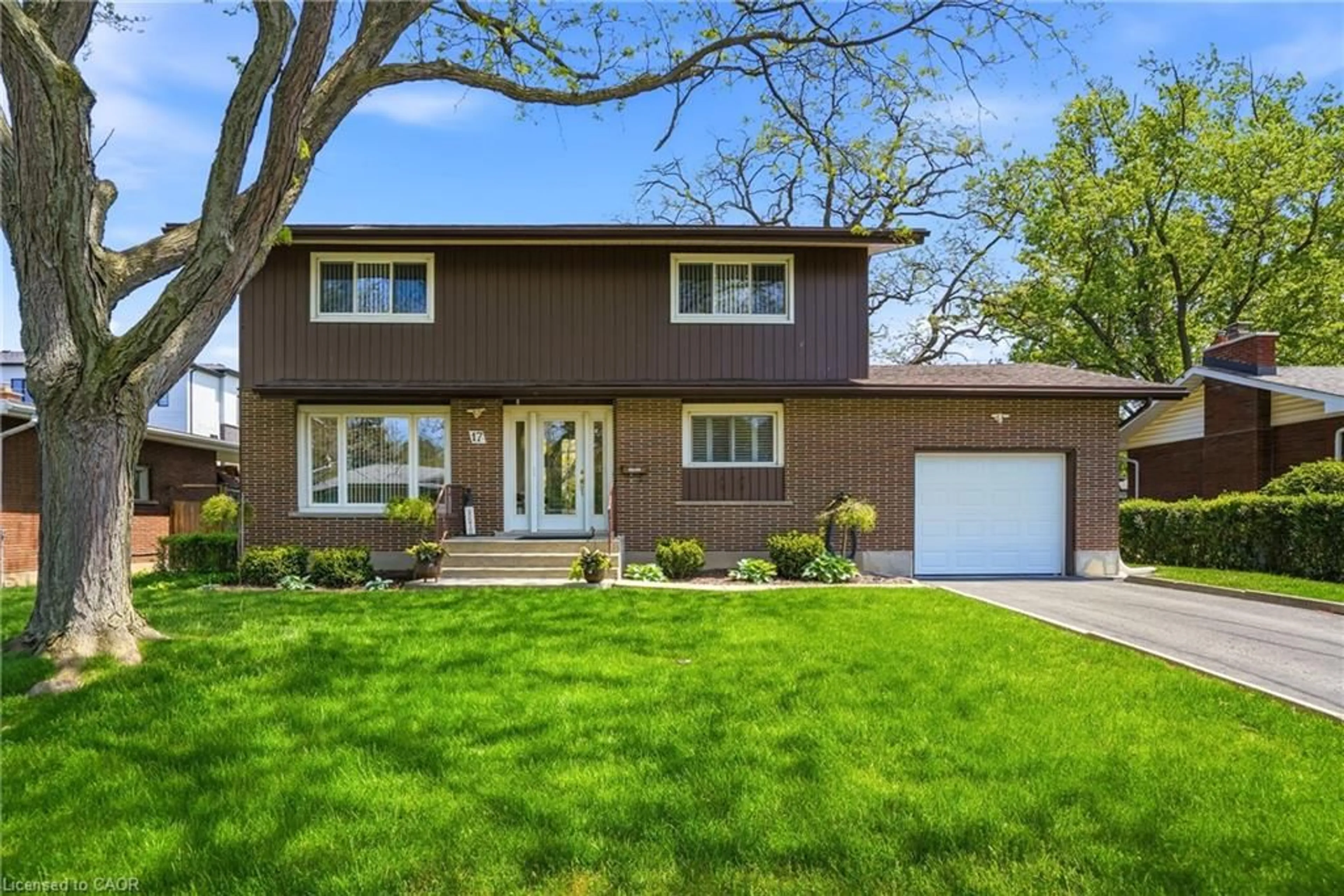 Home with vinyl exterior material, street for 17 Jasmin Cres, St. Catharines Ontario L2T 2B9