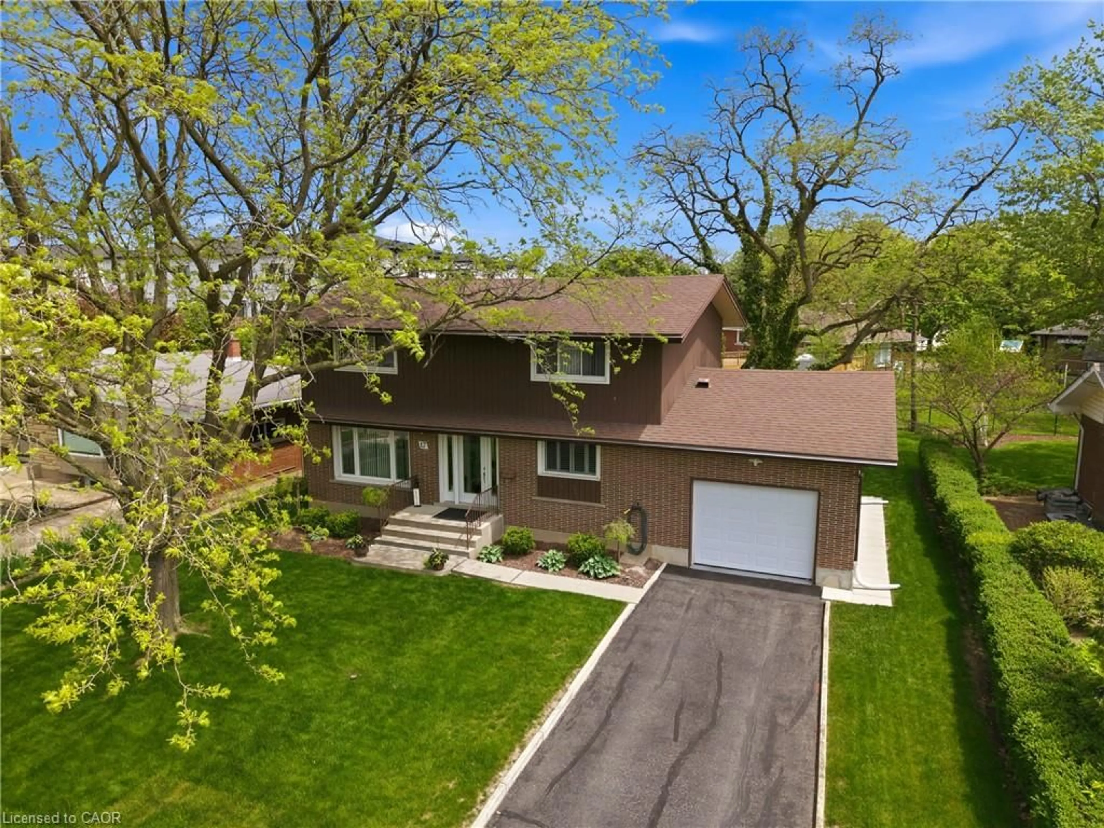 A pic from outside/outdoor area/front of a property/back of a property/a pic from drone, street for 17 Jasmin Cres, St. Catharines Ontario L2T 2B9