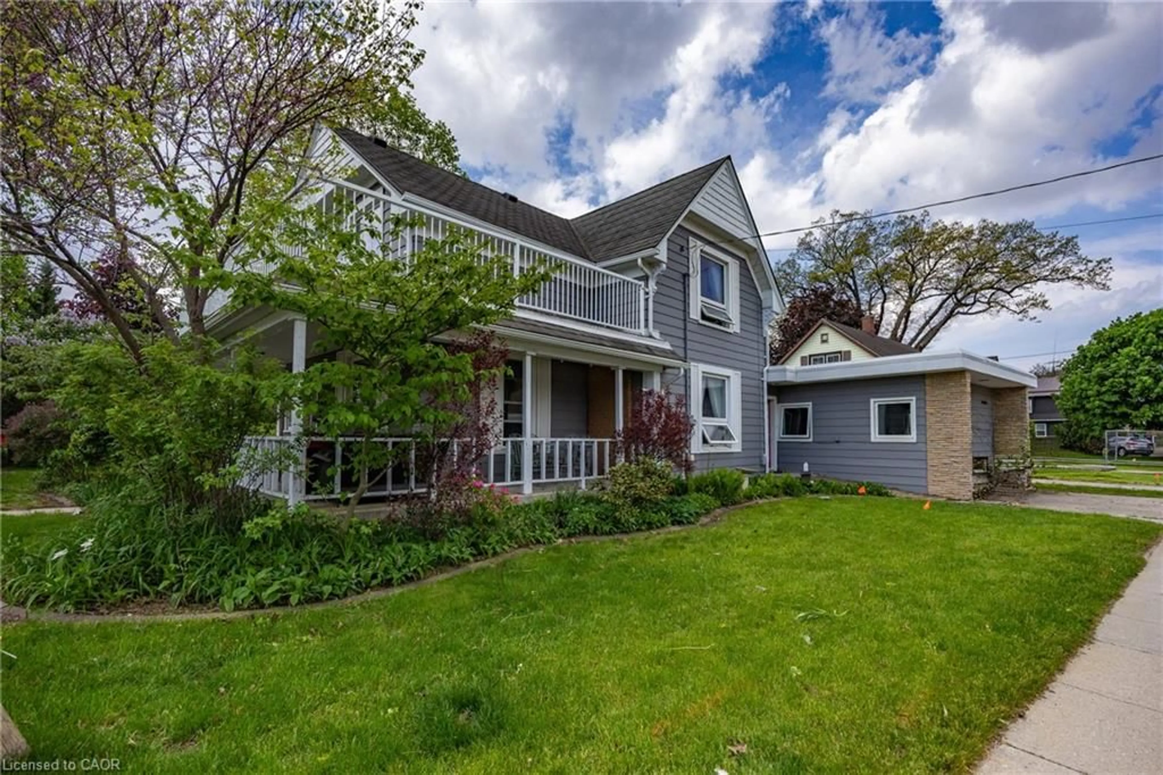 Home with vinyl exterior material, street for 220 Queen St, Delhi Ontario N4B 2K7