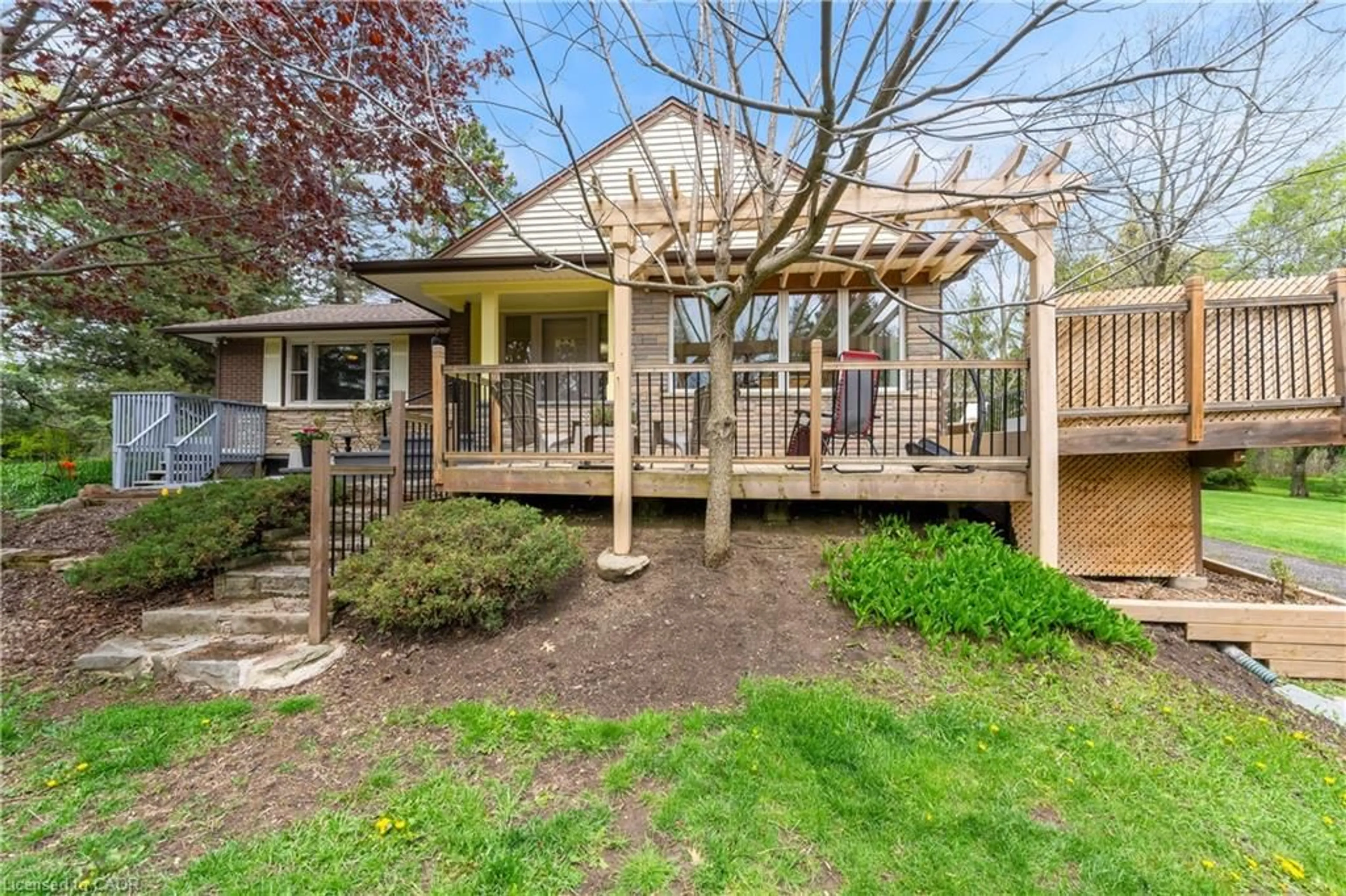 Patio, unknown for 569 Crane Crt, Burlington Ontario L7P 4Y8