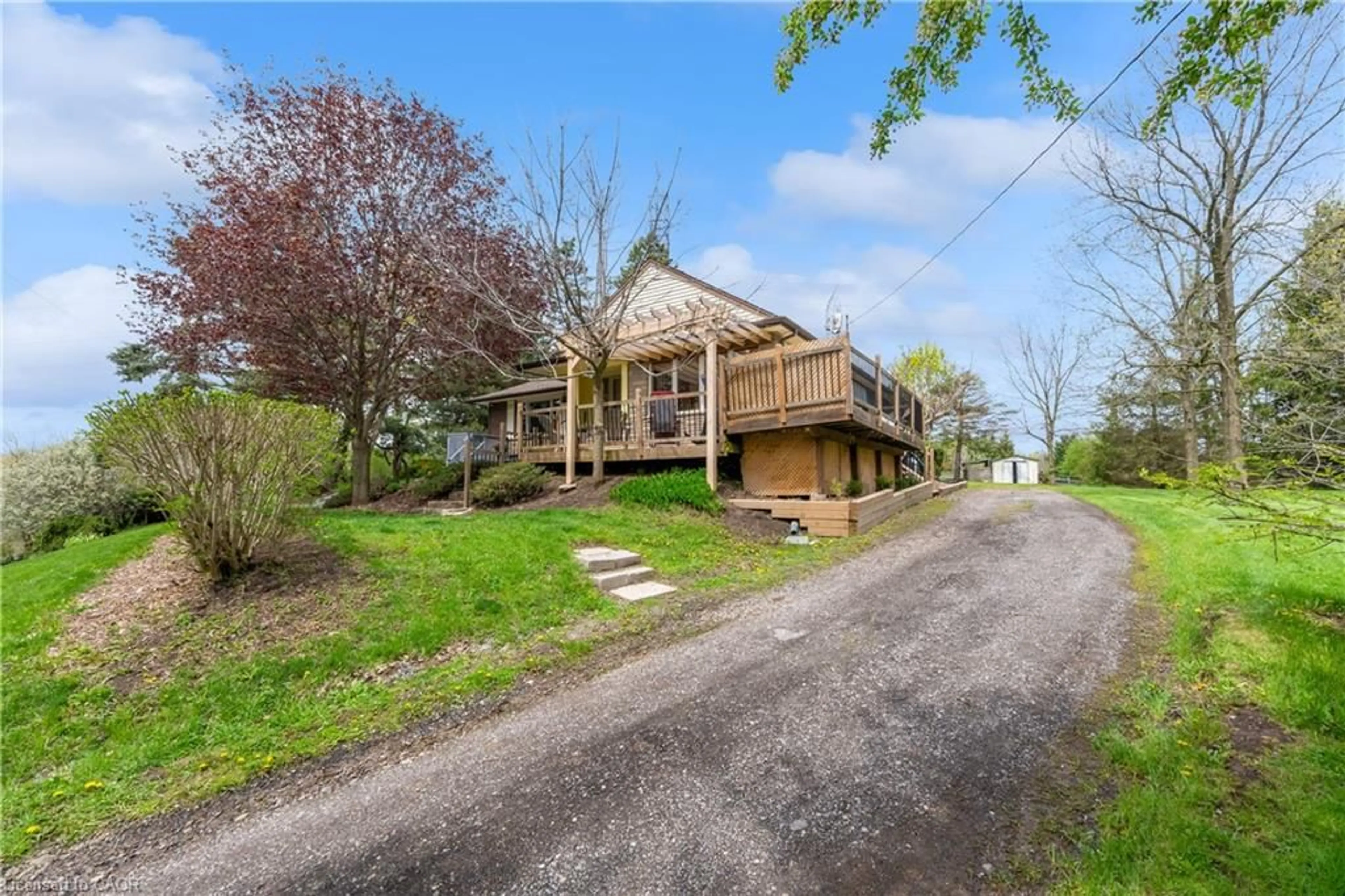 A pic from outside/outdoor area/front of a property/back of a property/a pic from drone, unknown for 569 Crane Crt, Burlington Ontario L7P 4Y8