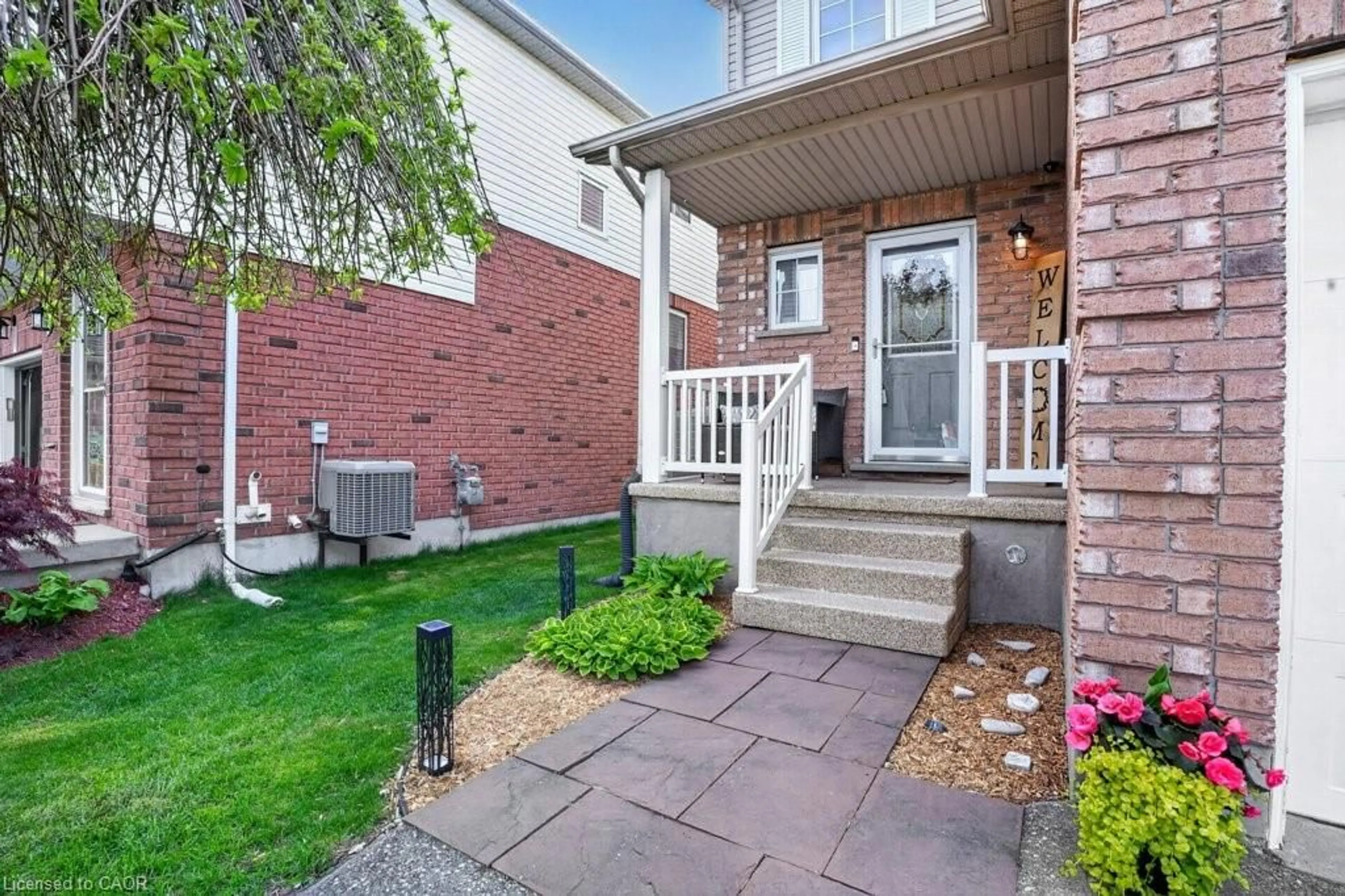 Patio, street for 222 Grey Fox Dr, Kitchener Ontario N2E 3N4