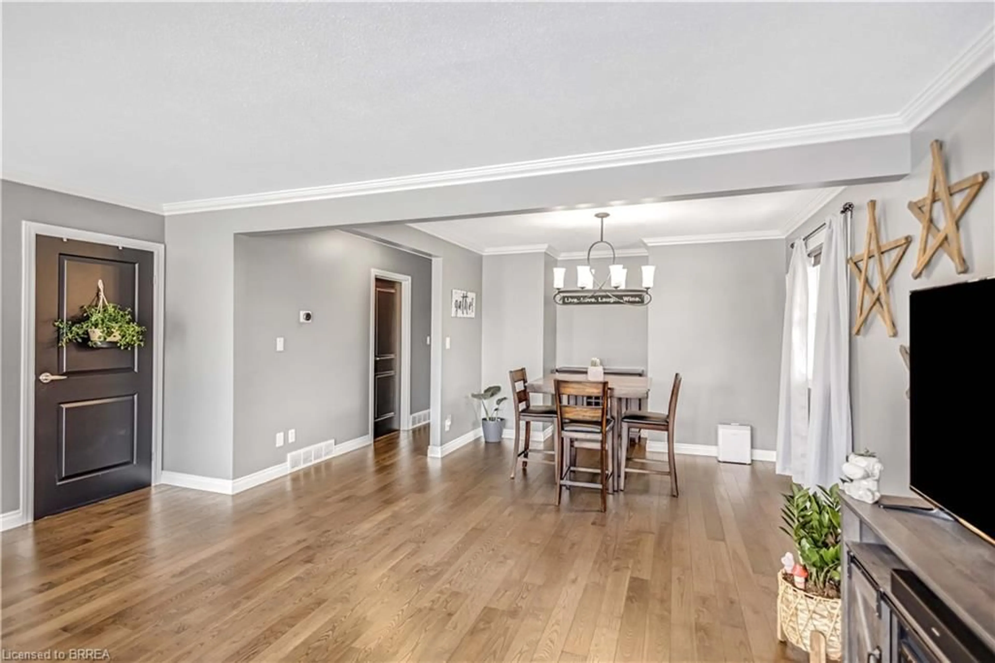 Dining room, wood/laminate floor for 15 Blueridge Cres, Brantford Ontario N3R 5E6