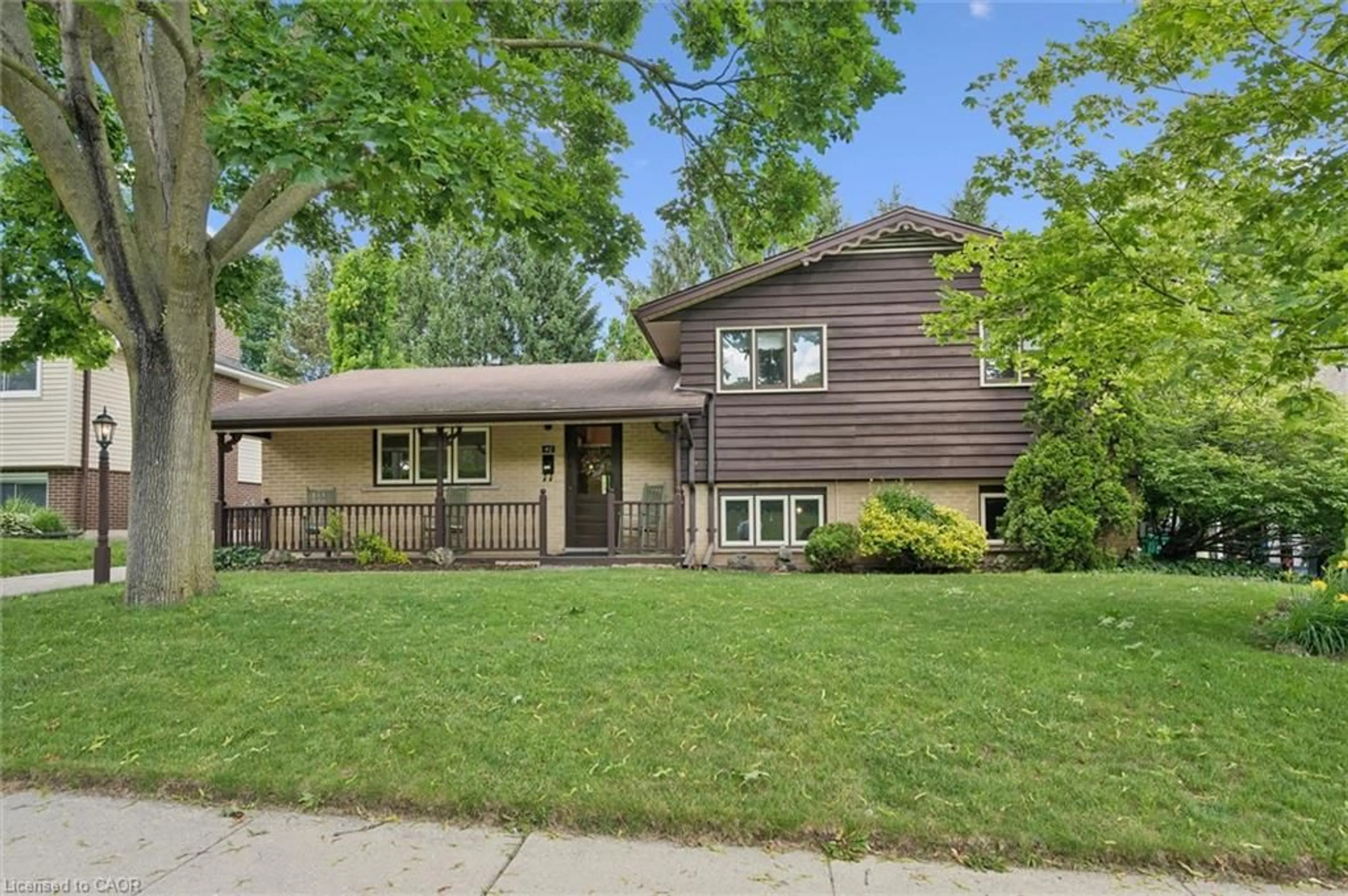 Home with vinyl exterior material, street for 40 Grant St, Cambridge Ontario N1S 1C1