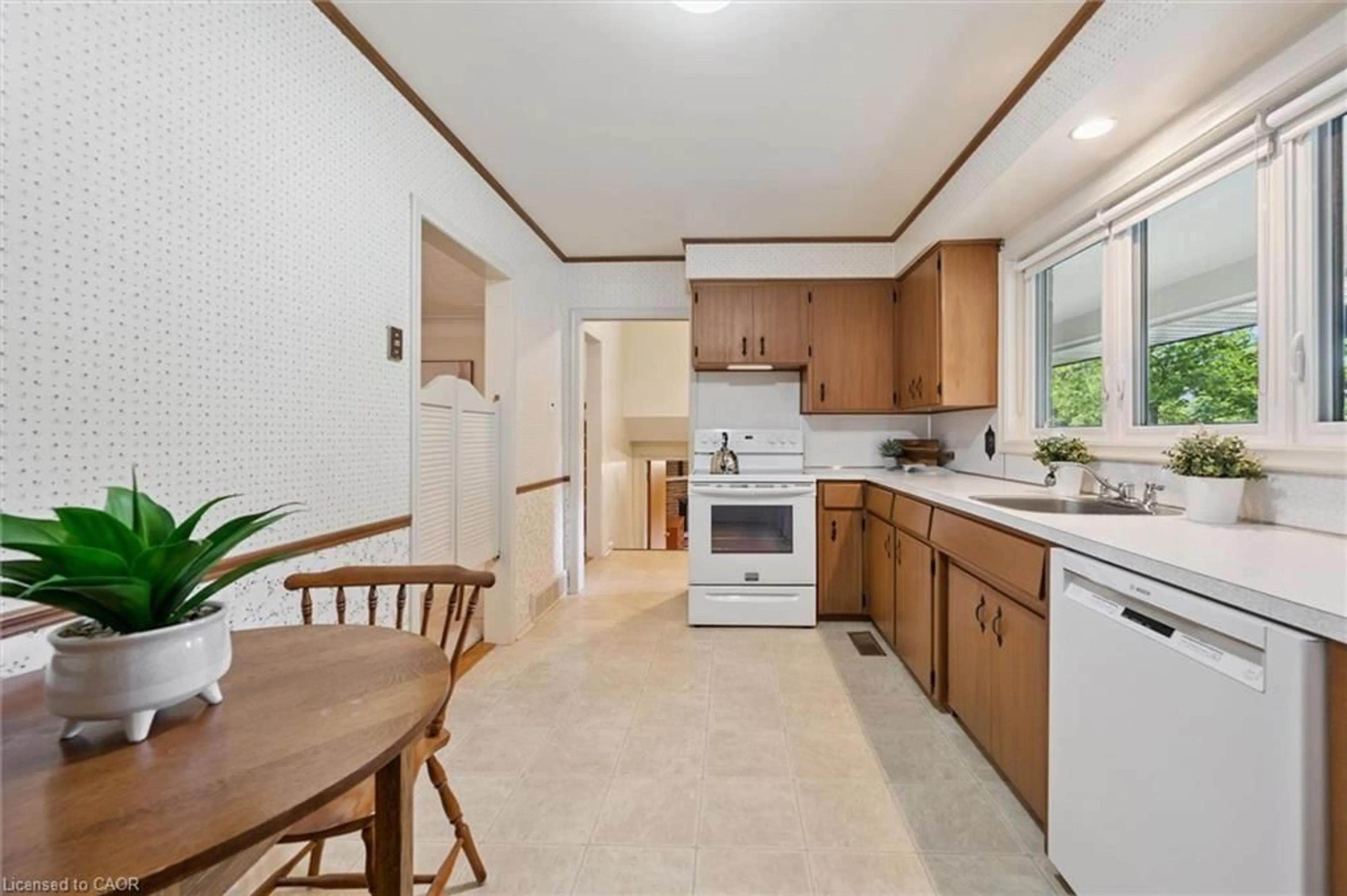 Standard kitchen, ceramic/tile floor for 40 Grant St, Cambridge Ontario N1S 1C1