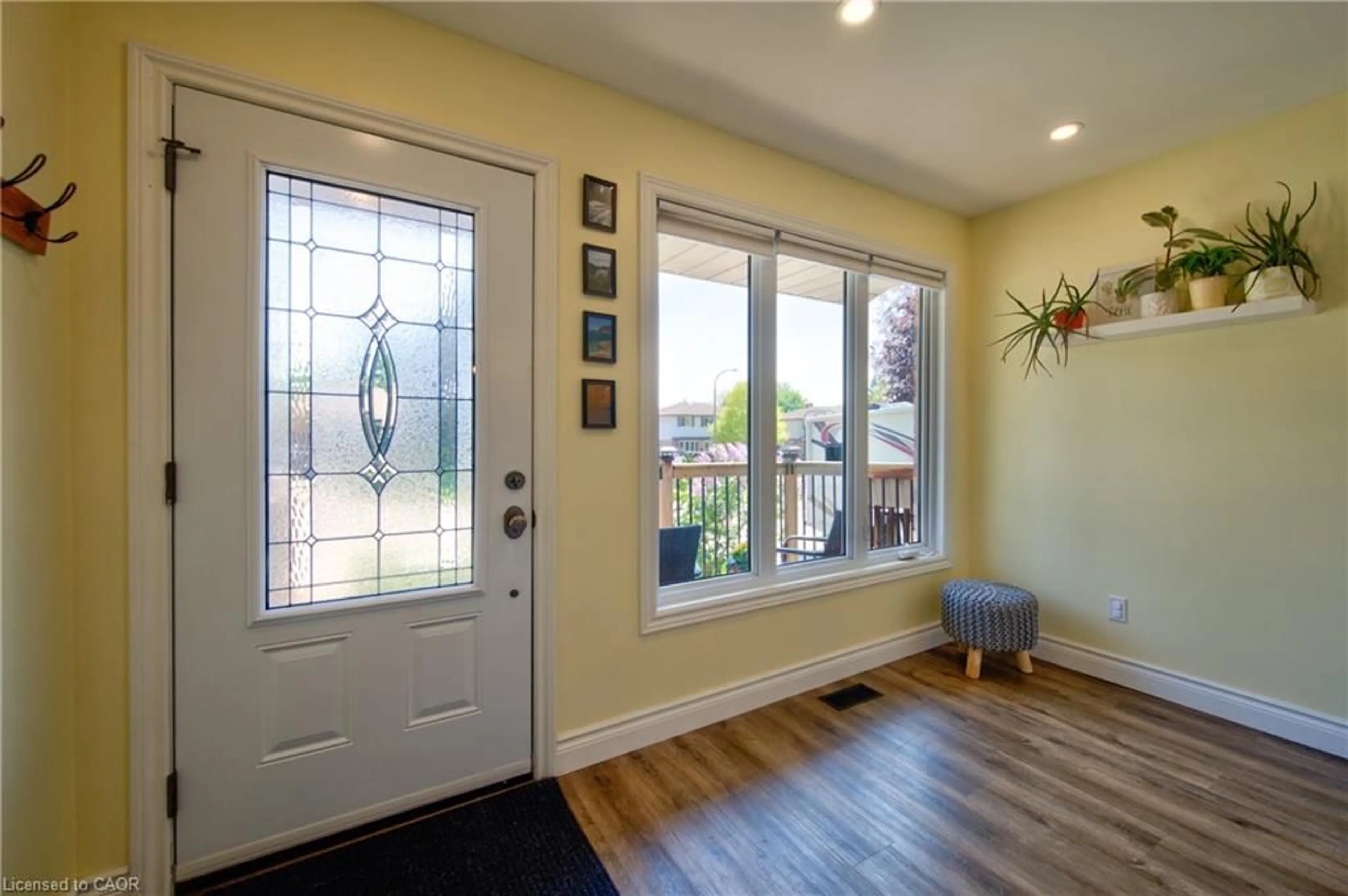 Indoor entryway for 6 Marcon Crt, Kitchener Ontario N2E 3G3