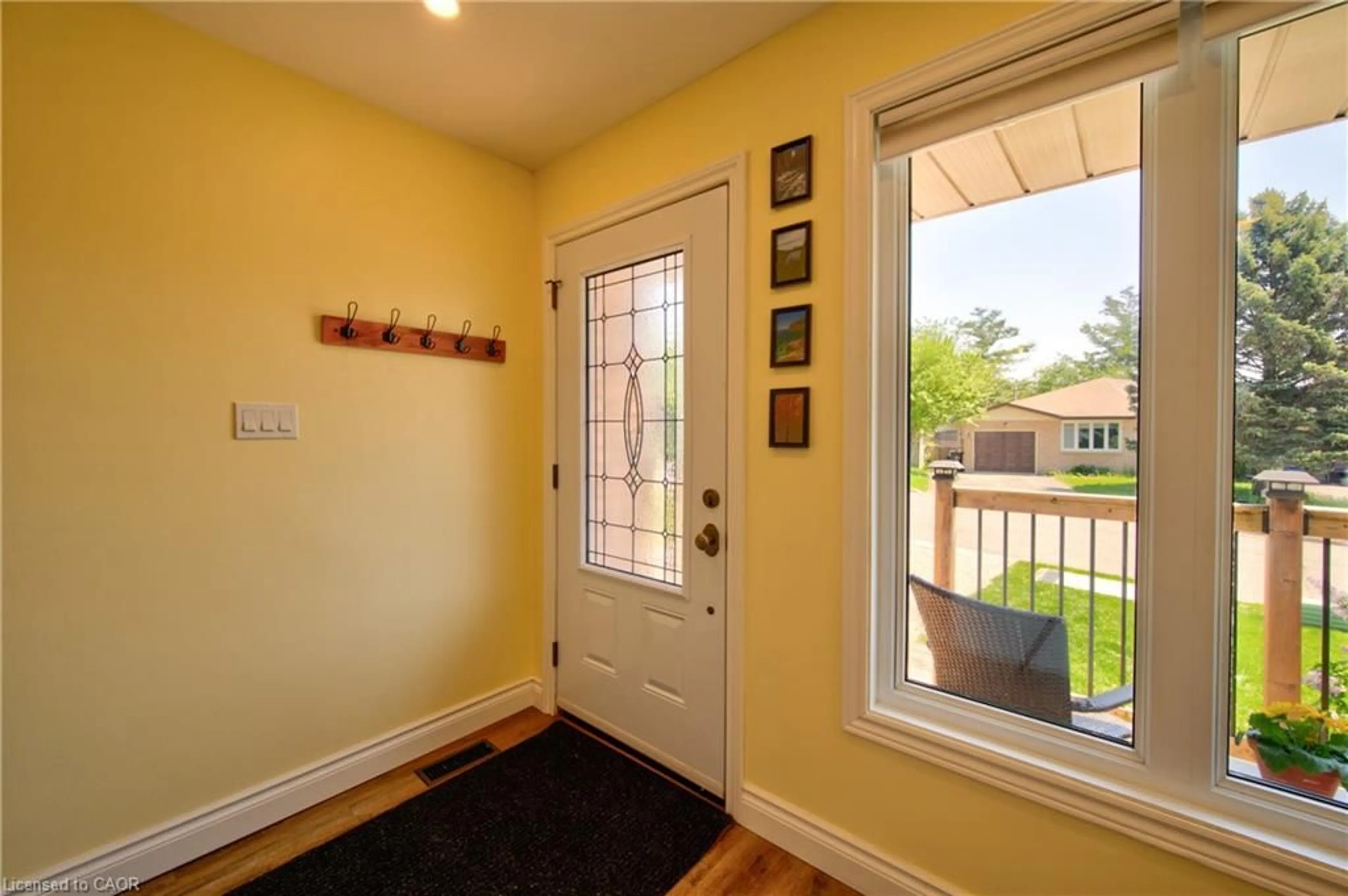 Indoor entryway for 6 Marcon Crt, Kitchener Ontario N2E 3G3