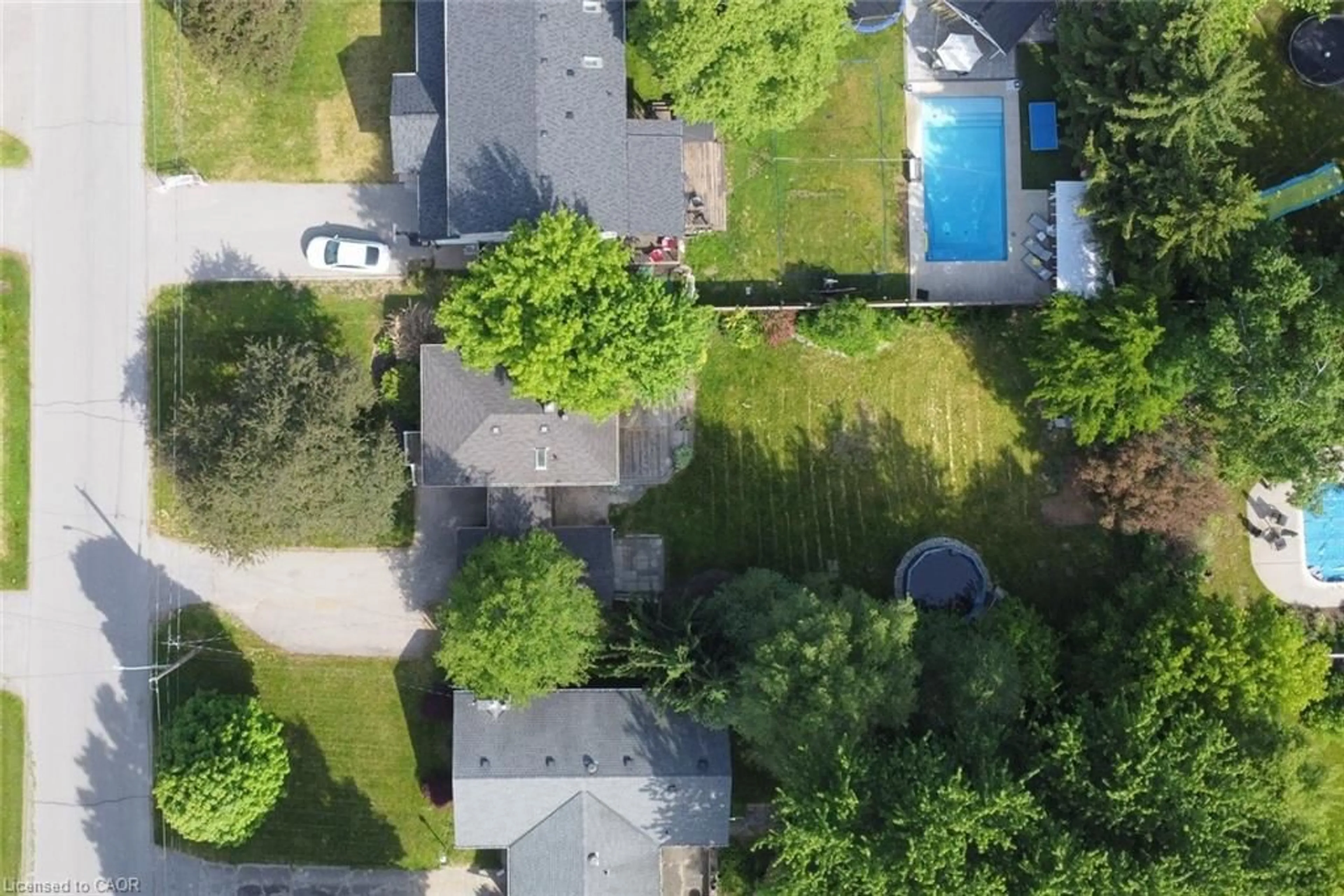 A pic from outside/outdoor area/front of a property/back of a property/a pic from drone, street for 945 Glen View Ave, Burlington Ontario L7T 3Y7