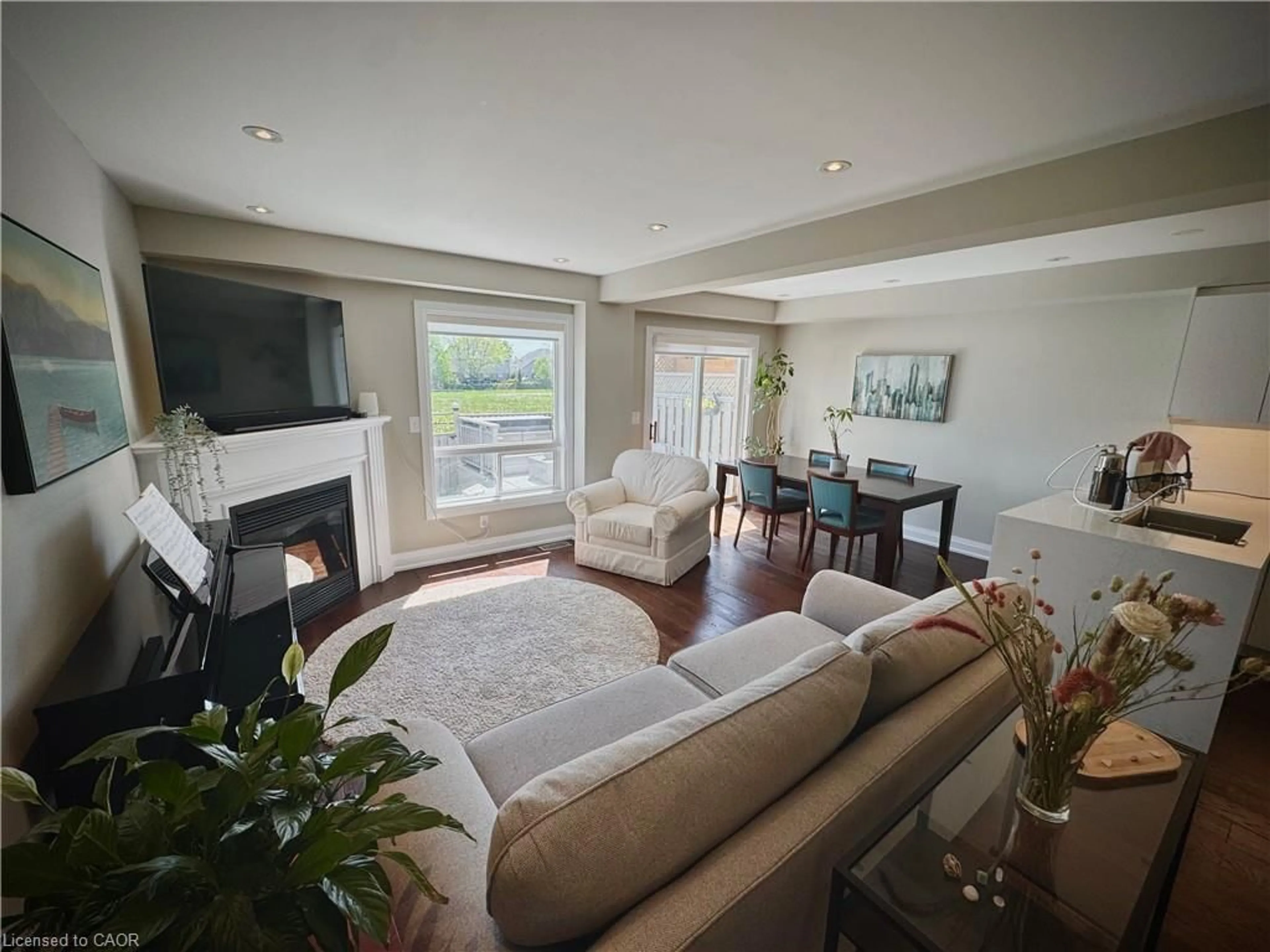 Living room with furniture, unknown for 2871 Darien Rd #30, Burlington Ontario L7M 4R6