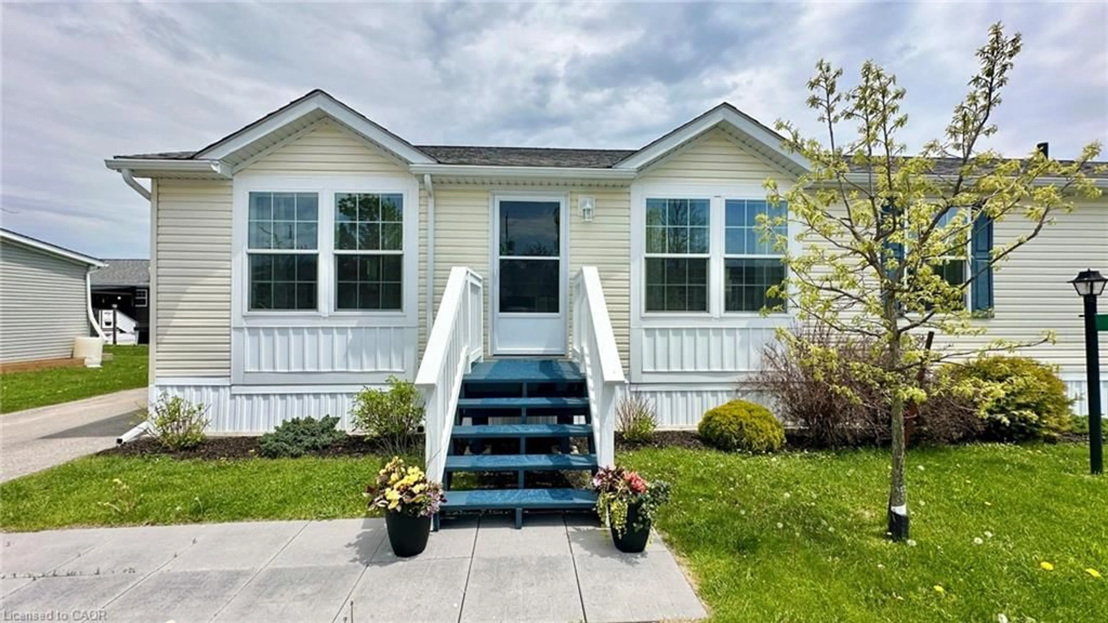 Home with vinyl exterior material, street for 4 Cricklewood Cres, Selkirk Ontario N0A 1L0