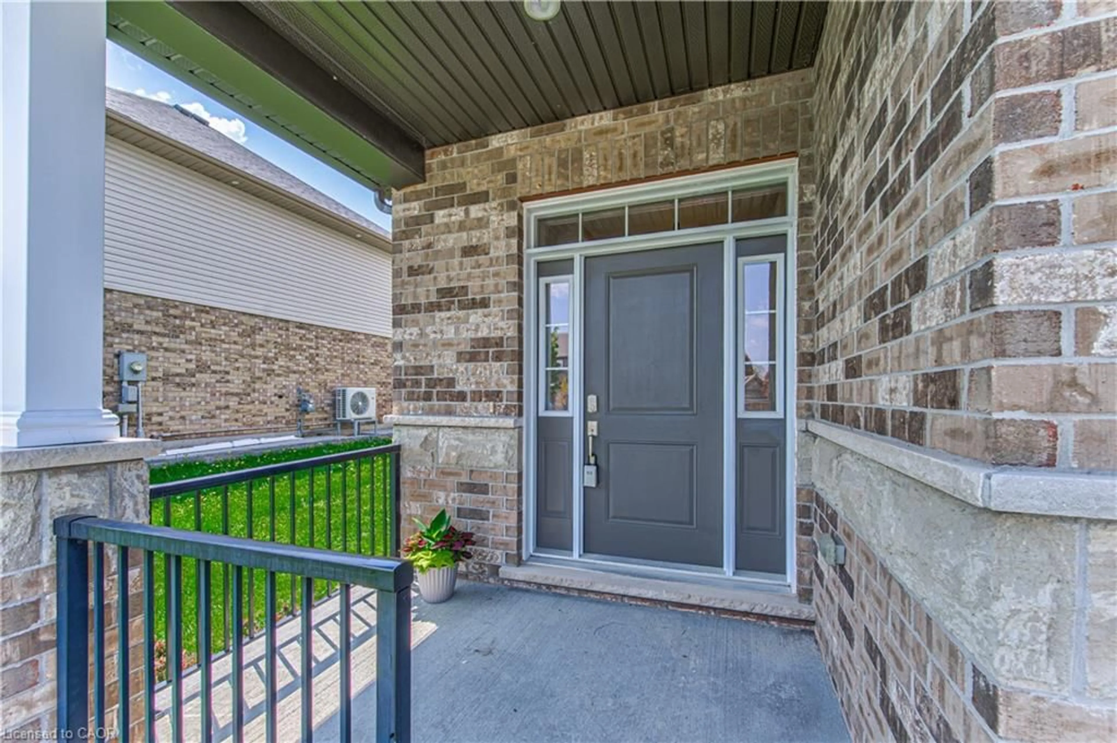Indoor entryway for 132 Templewood Dr, Kitchener Ontario N2R 0H5