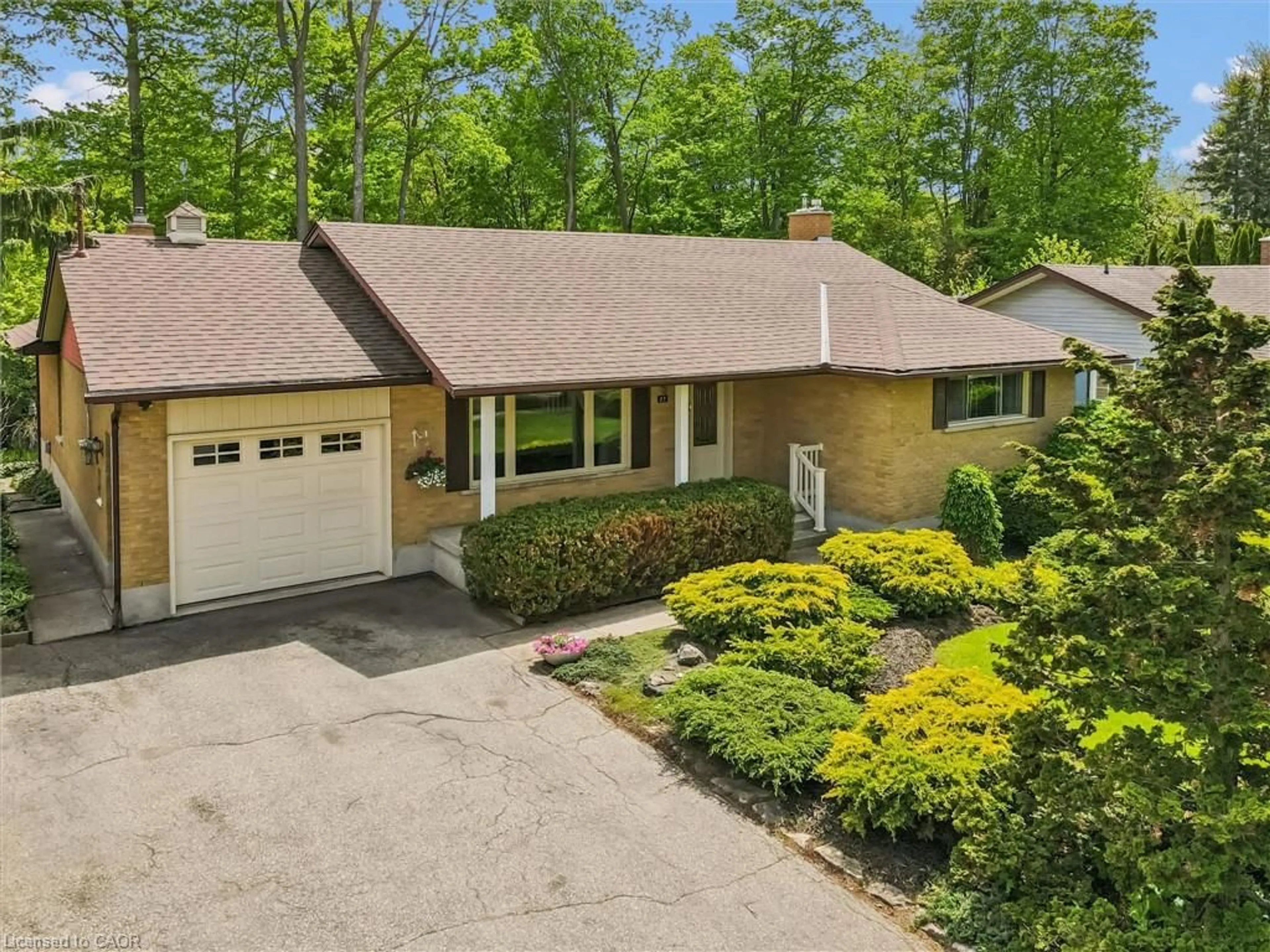 A pic from outside/outdoor area/front of a property/back of a property/a pic from drone, street for 23 Anthony Pl, Kitchener Ontario N2A 1J9