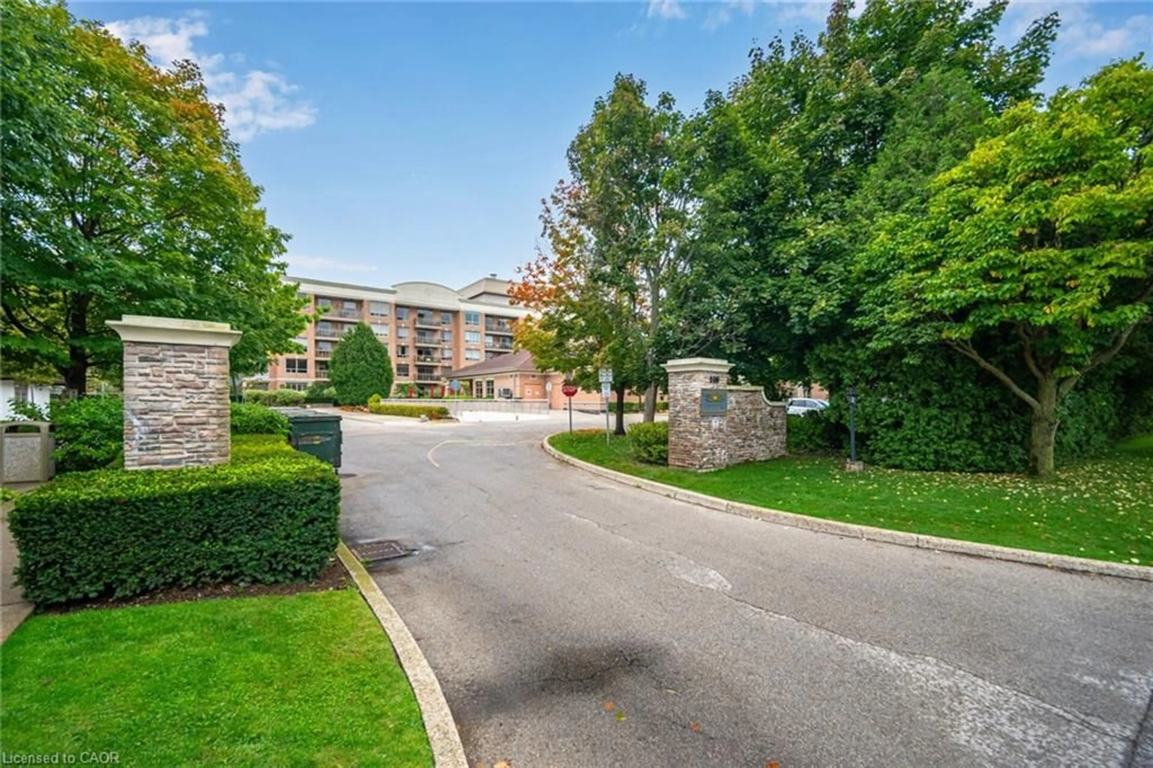 A pic from outside/outdoor area/front of a property/back of a property/a pic from drone, unknown for 100 Burloak Dr #1513, Burlington Ontario L7L 6P6
